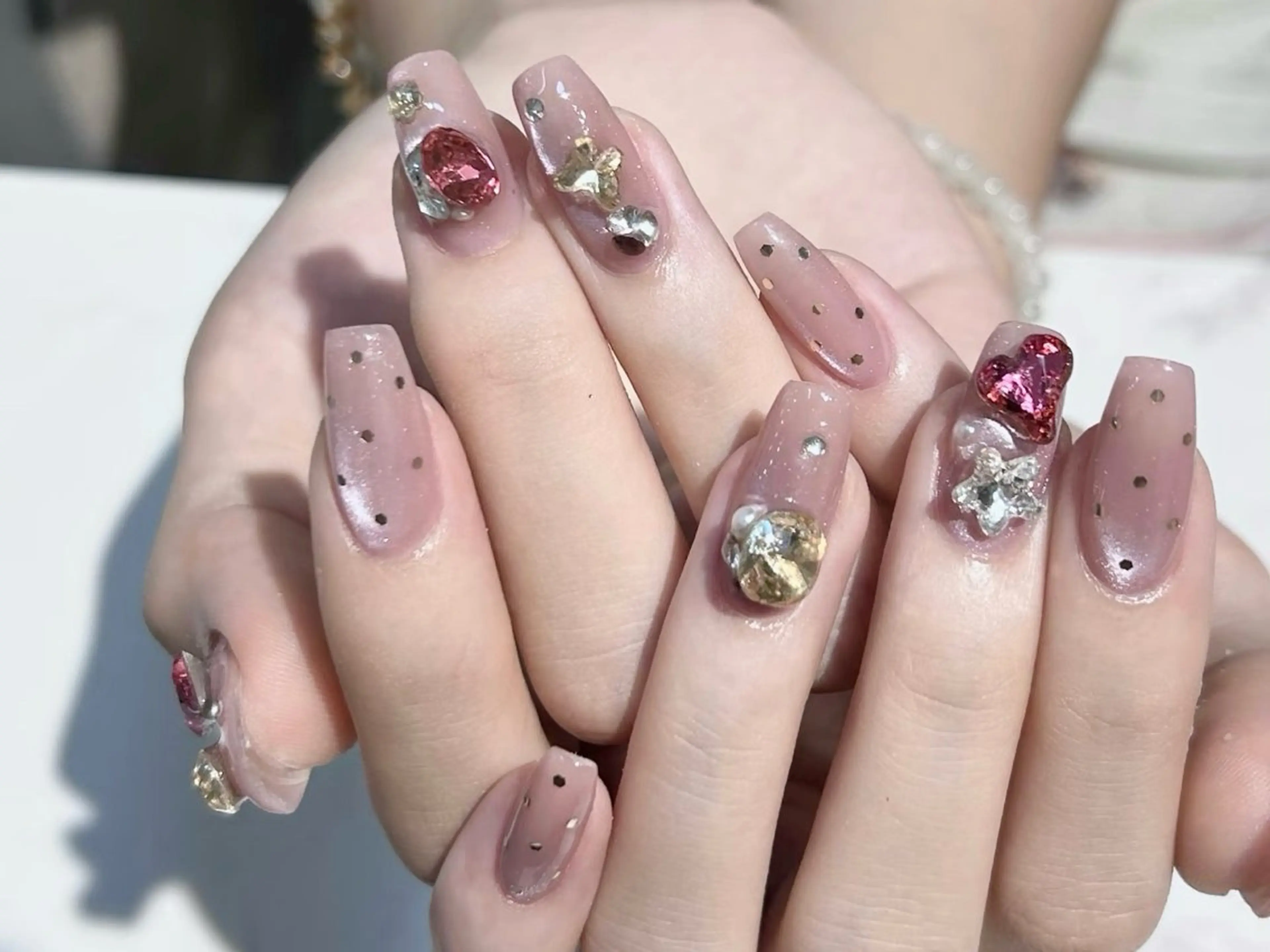 ネイル チークネイル フレンチネイル キラキラネイル 韓国ネイル ワンホンネイル ハンドネイル Speraネイル 大宮店🎀のネイルデザイン