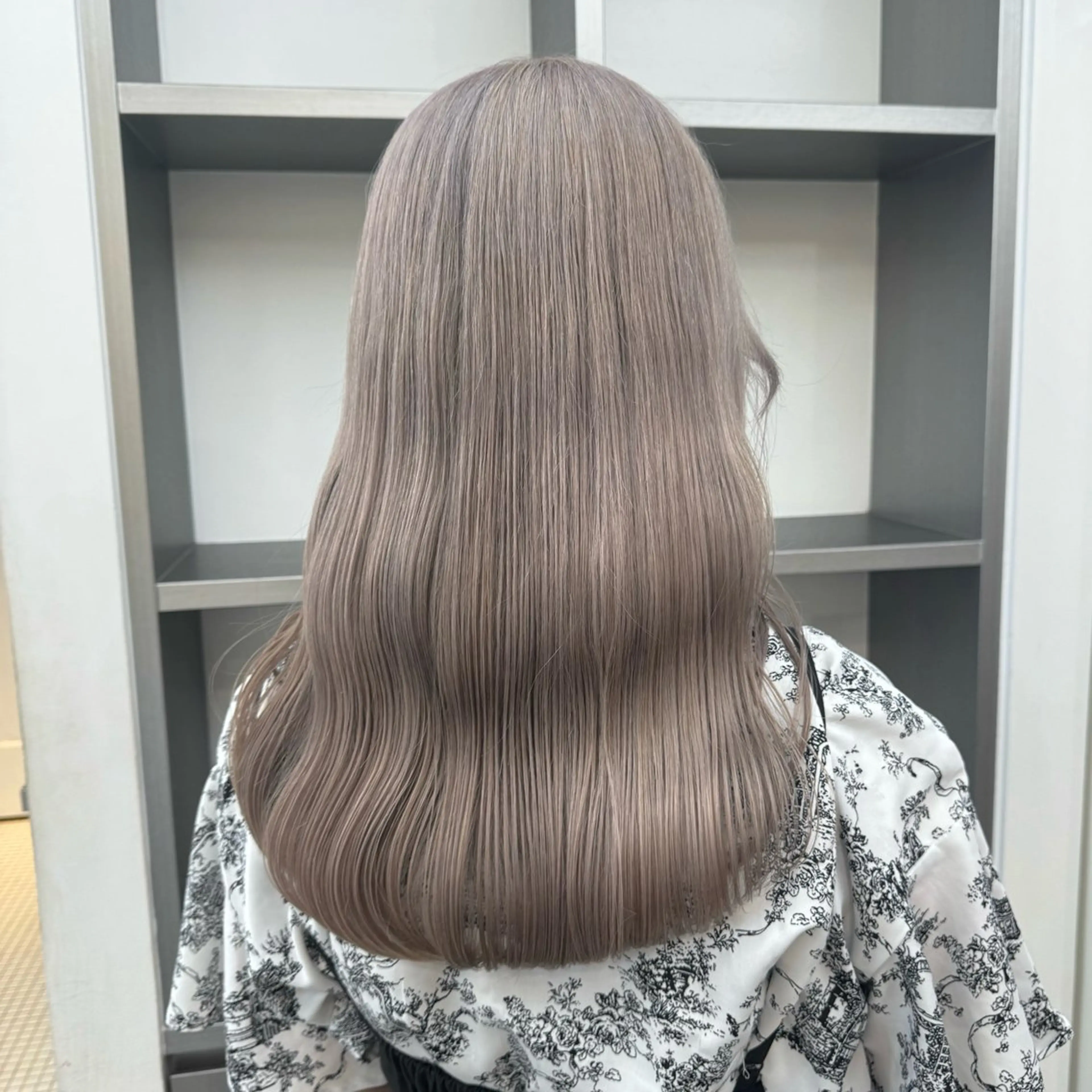 ミディアム カラー ブリーチ グレージュ ハイトーンカラー ヘアカラー トリートメント 🌼動き×透明感🩵 ハイトーン/ナナのヘアスタイル