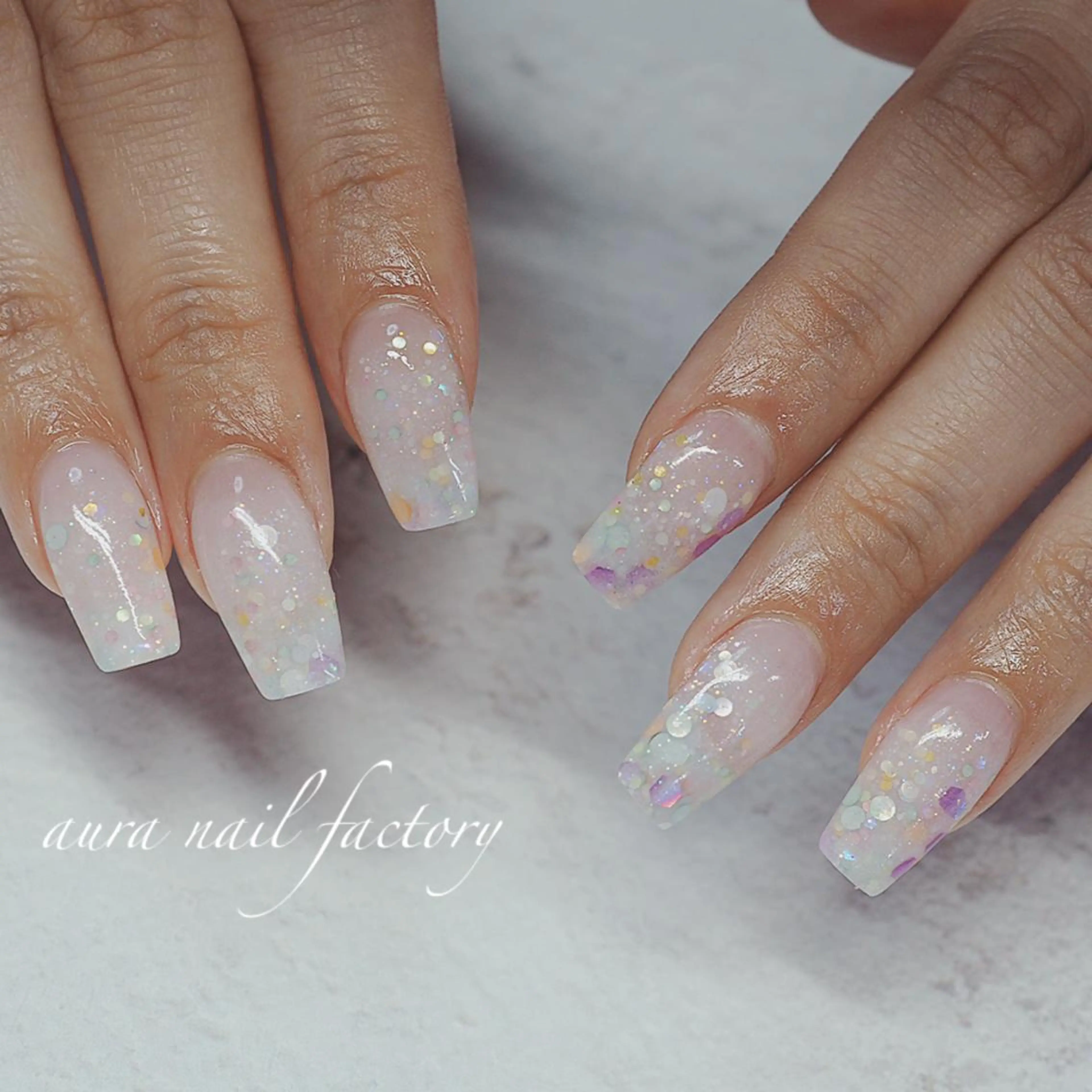 ミディアム カラー ネイル グラデーションカラー グラデーション 赤色 スカルプネイル ブライダルネイル 赤羽　アウラ ネイルファクトリーのネイルデザイン