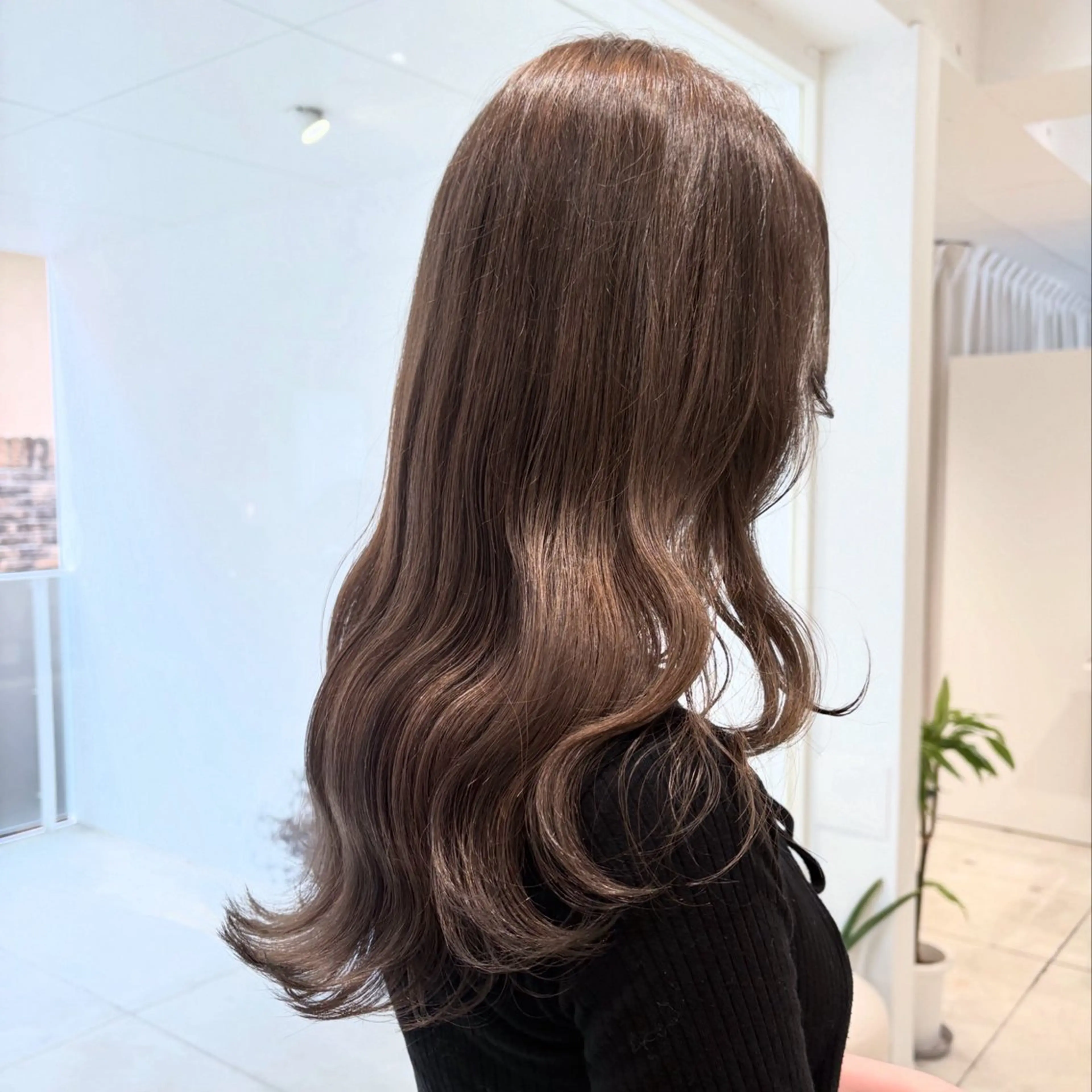 セミロング カラー アッシュ ベージュカラー ブリーチ ブラウンカラー ブラウンベージュ カット ヘアカラー トリートメント ヘッドスパ ヘアセット カジュアルを女っぽく 𝗮𝘆𝗮𝗰𝗼のヘアスタイル