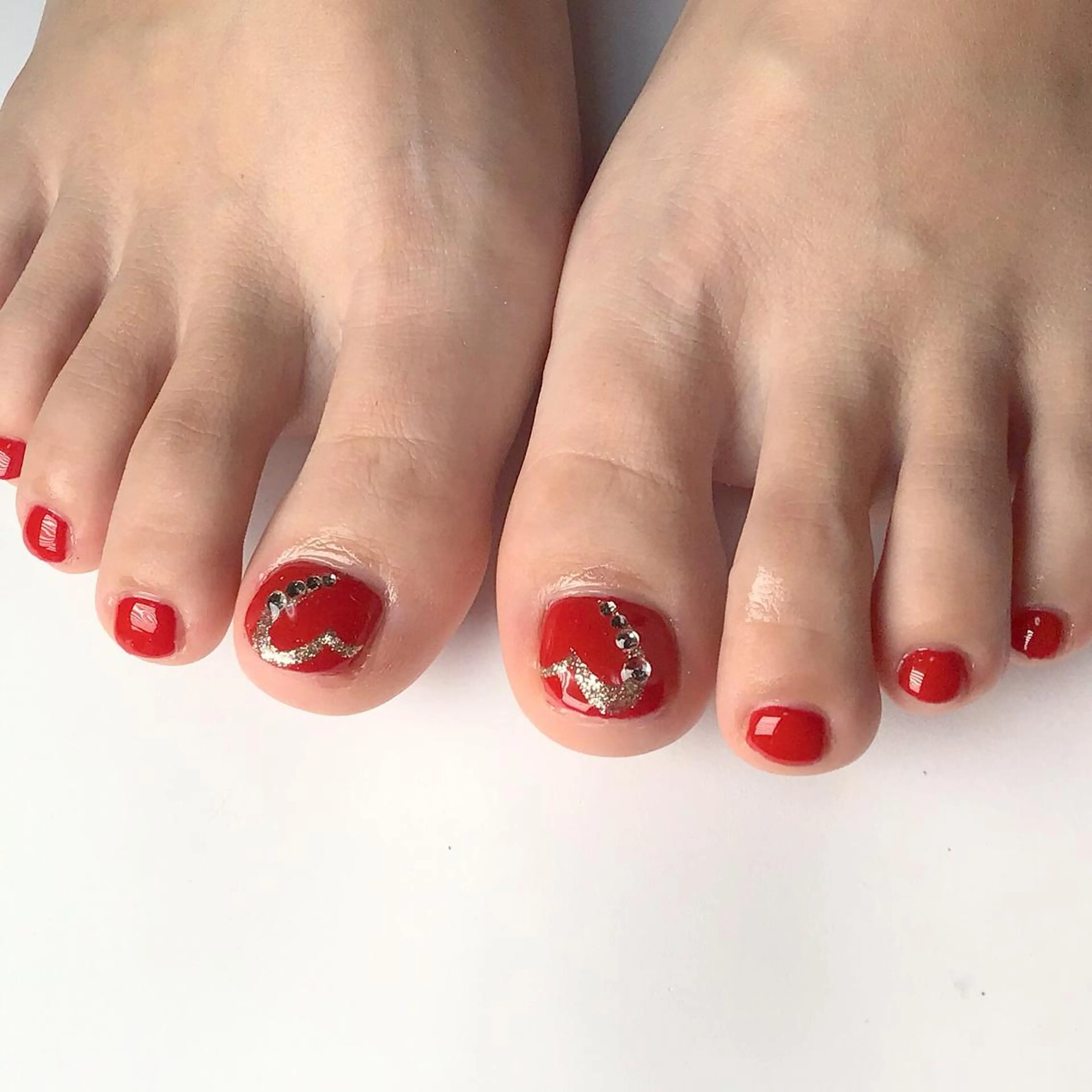 ネイル アートネイル ハート ラメ(グリッター) ワンカラーネイル 赤色 フットネイル gui amichantoco所属・gui amichanのネイルデザイン