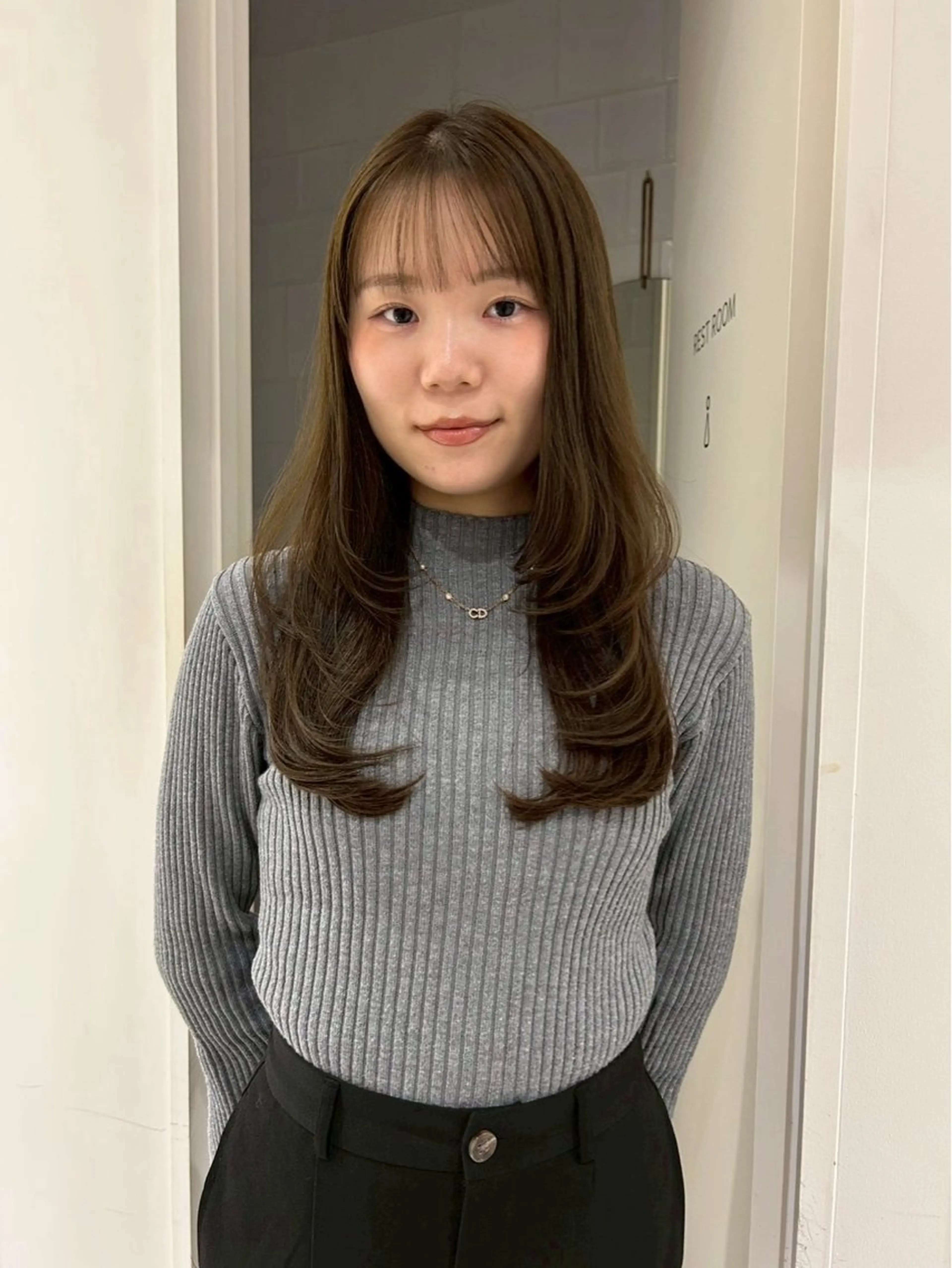 セミロング カラー ベージュカラー ブリーチ 透明感カラー ブリーチなしカラー オリーブベージュ カット ヘアカラー オリーブベージュ/ ブリーチなし透明感のヘアスタイル