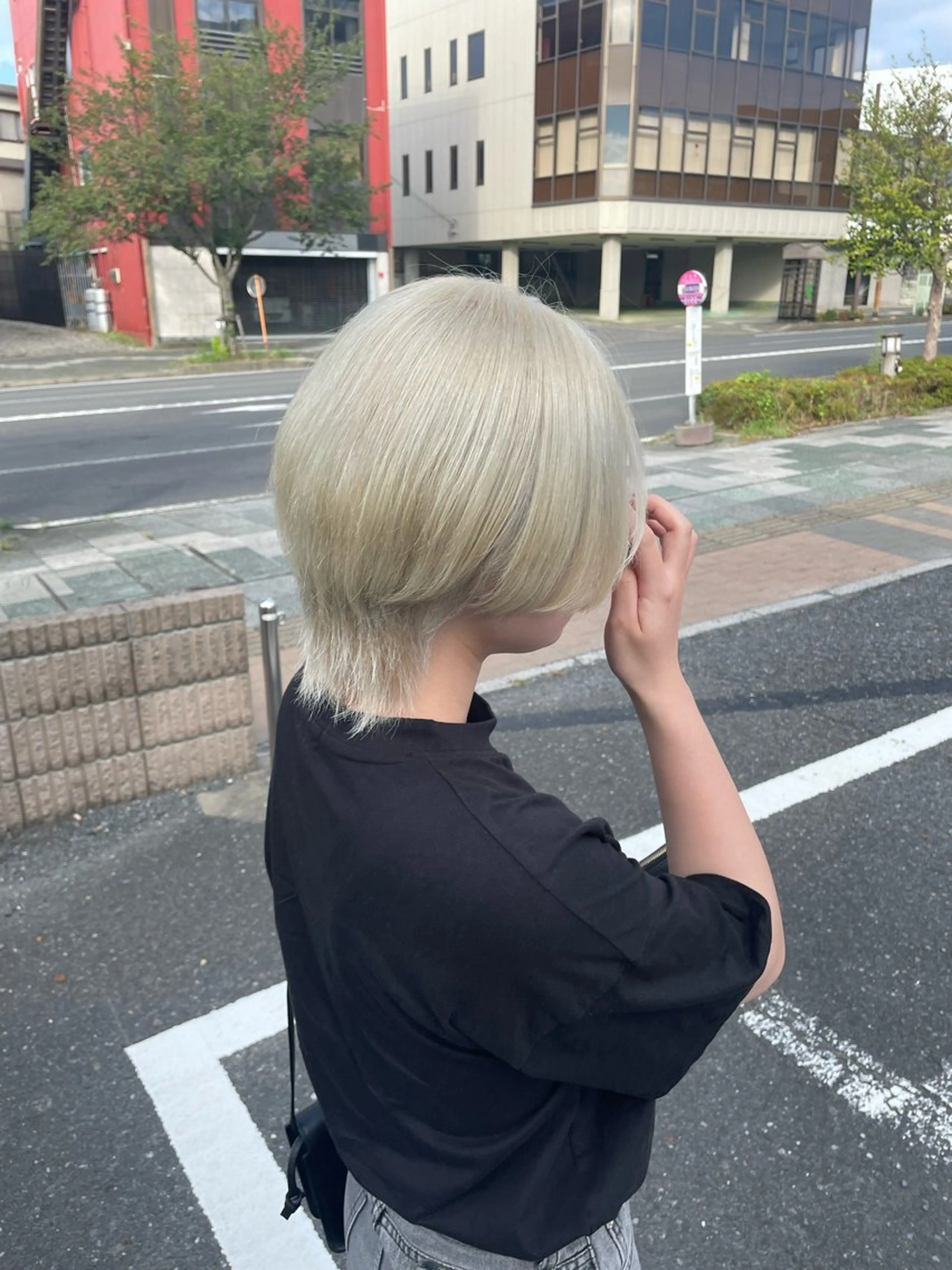 ショート カラー ブリーチ ブロンド ハイトーンカラー ホワイトブロンド moe🥣ﾚｲﾔｰ ｶｯﾄ/透明感ｶﾗｰのヘアスタイル