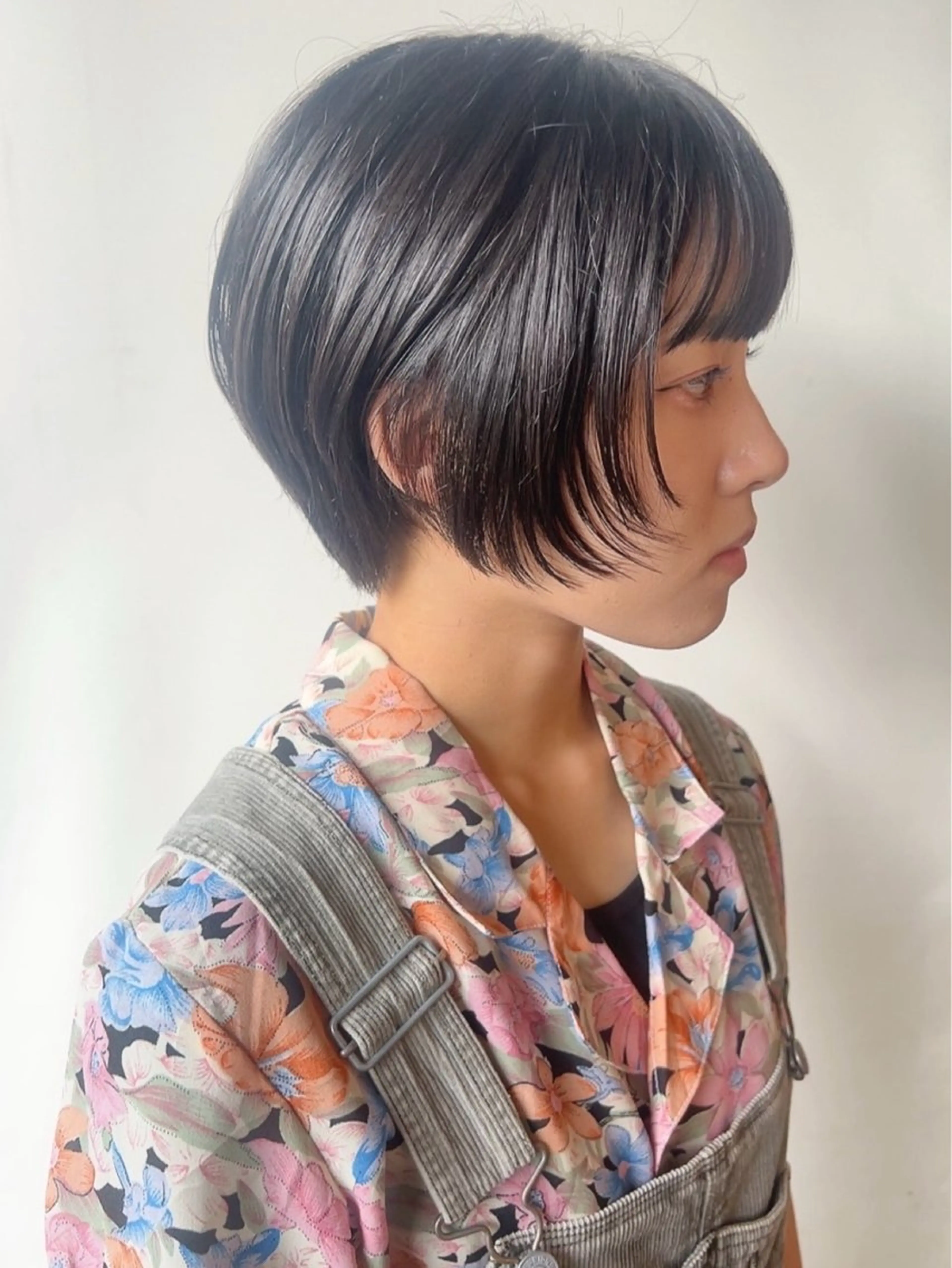 ショート 顔まわりレイヤー 顔周りカット レイヤーカット ショートヘア morio from london所属・松岡彩華 ボブ /グレージュのヘアスタイル