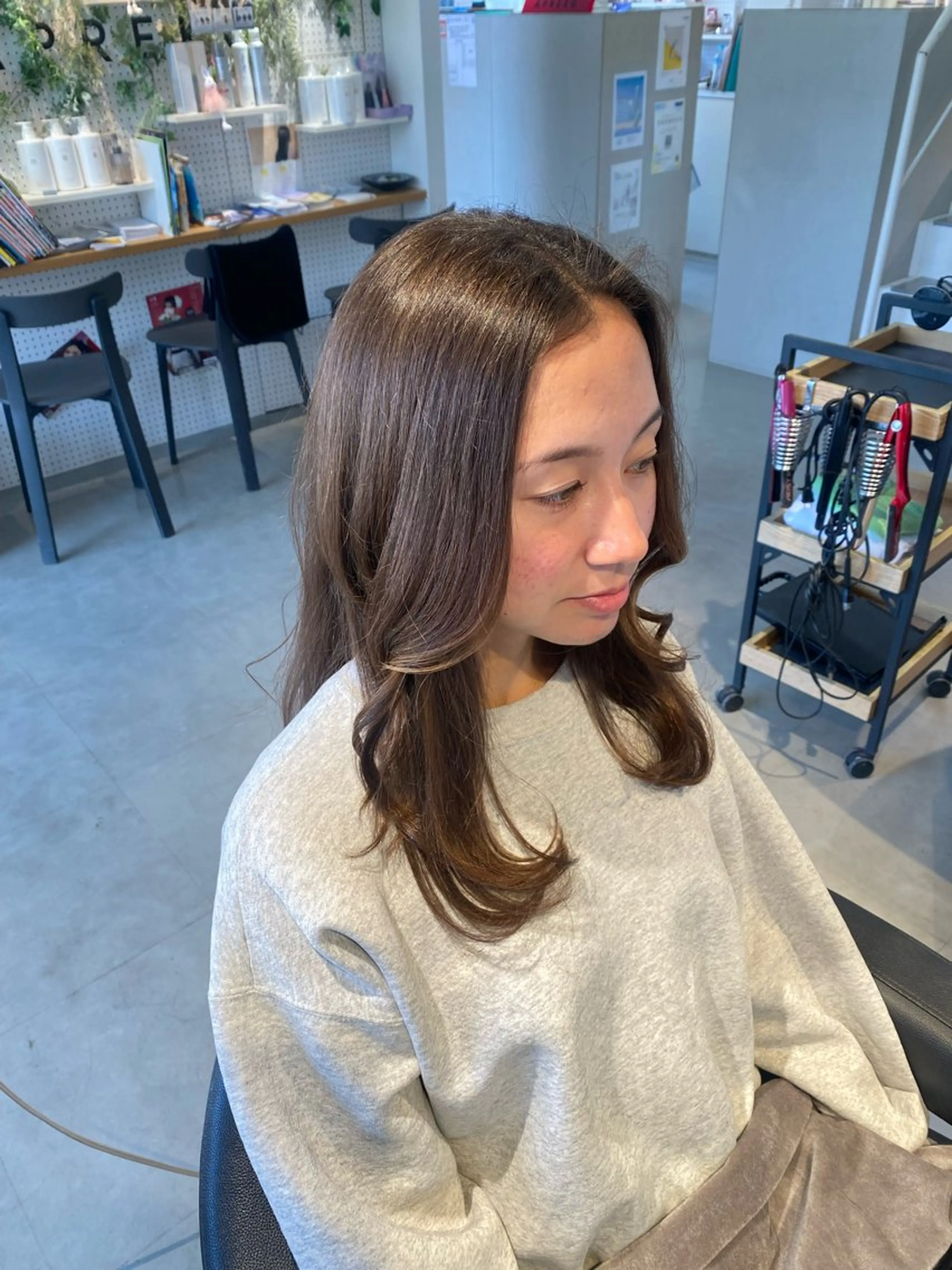 セミロング APREKO 葵のヘアスタイル