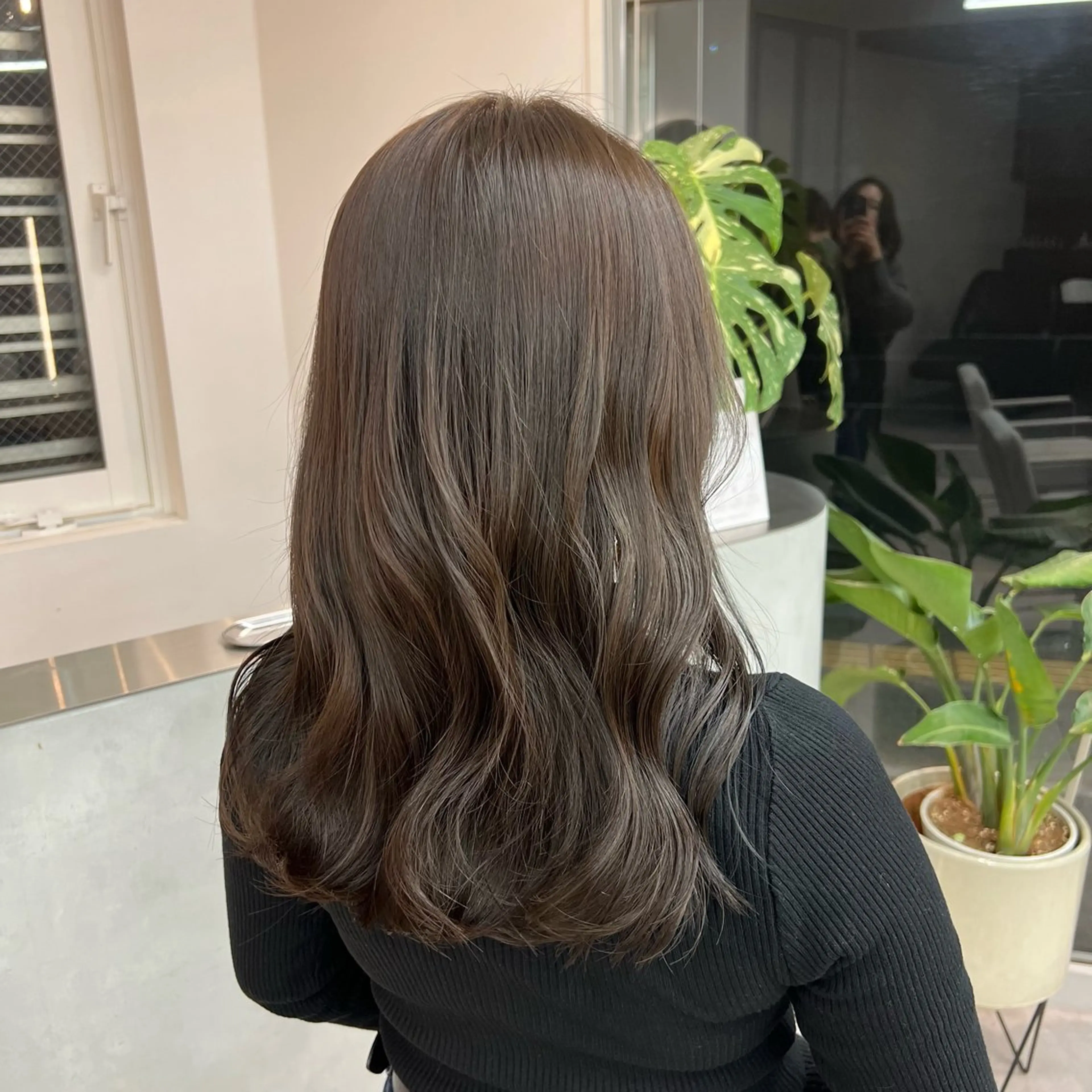 セミロング カラー 小森聖奈 韓国風レイヤーカットのヘアスタイル