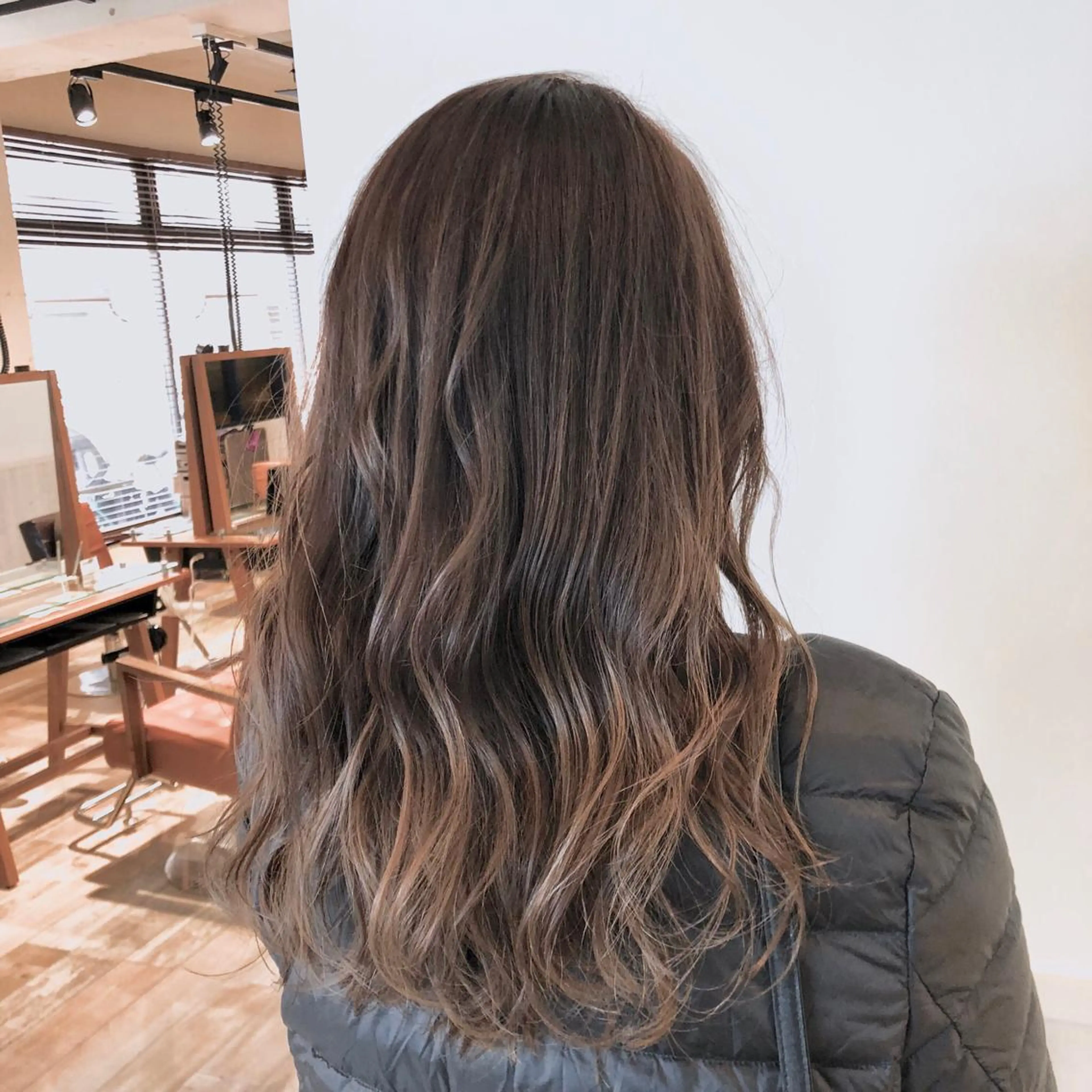 セミロング カラー パーマ ヘアアレンジ バレイヤージュ ベージュカラー ブリーチ 透明感カラー グラデーションカラー 【ツヤ髪美容師】 ツダケイスケのヘアスタイル