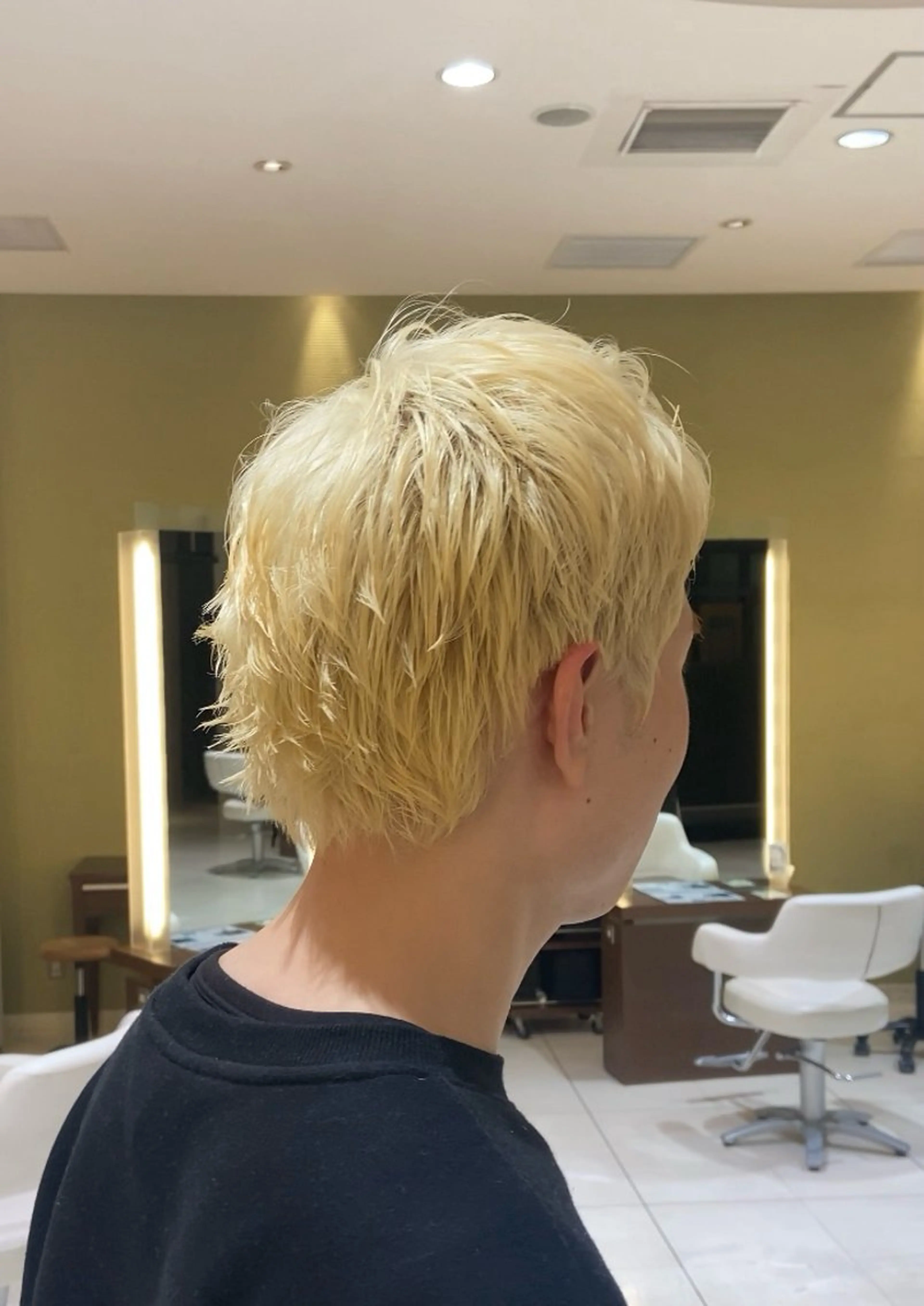 ショート メンズ メンズブリーチ スパイキーショート 外国人風カラー ショートヘア カット ヘアカラー トリートメント CLAUDE monet H2O・AVEDA東京ビルTOKIA店所属・岡野 舜のヘアスタイル