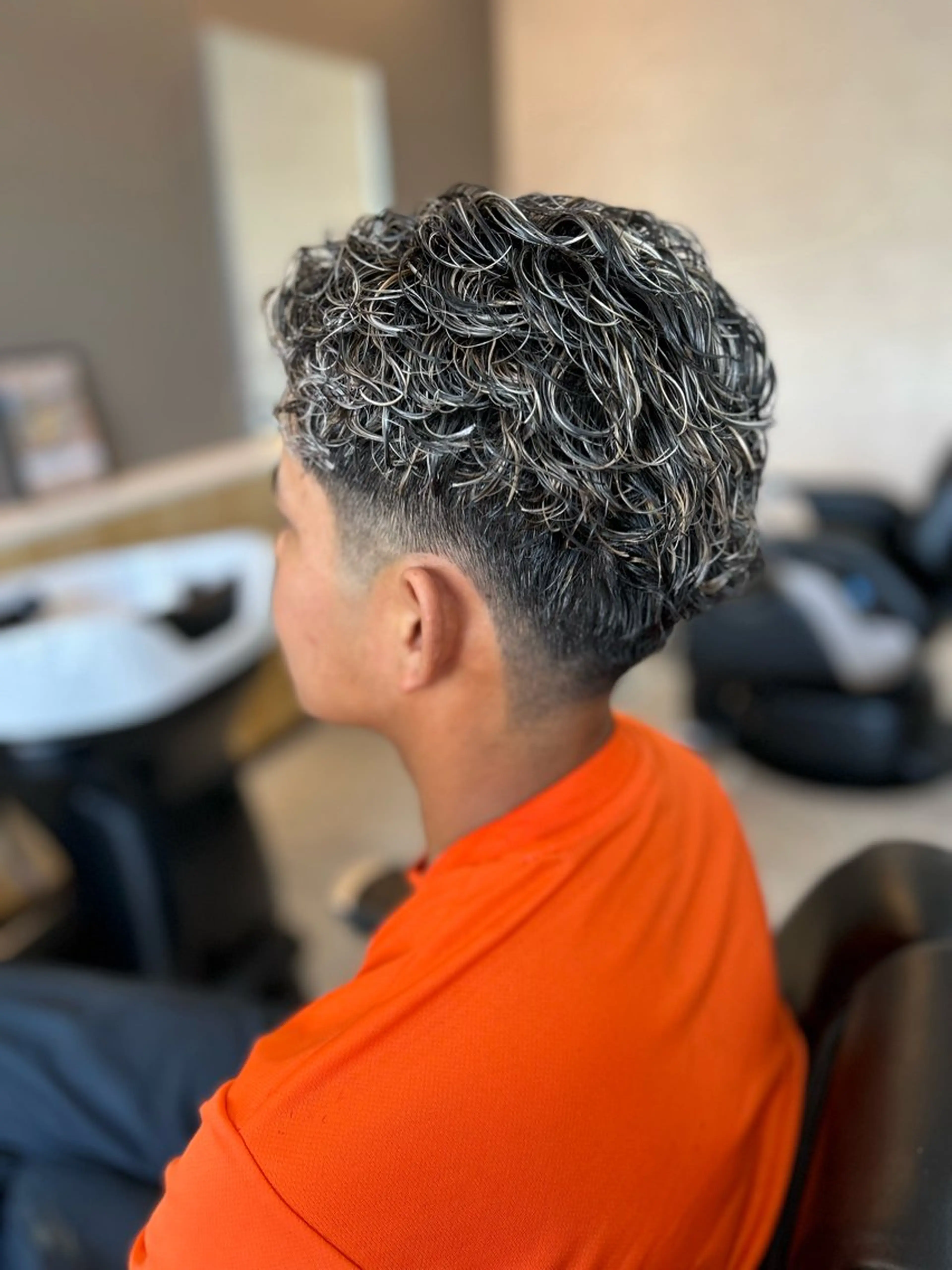 ミディアム カラー パーマ メンズ THEBARBER TEN所属・伊禮 海凪のヘアスタイル