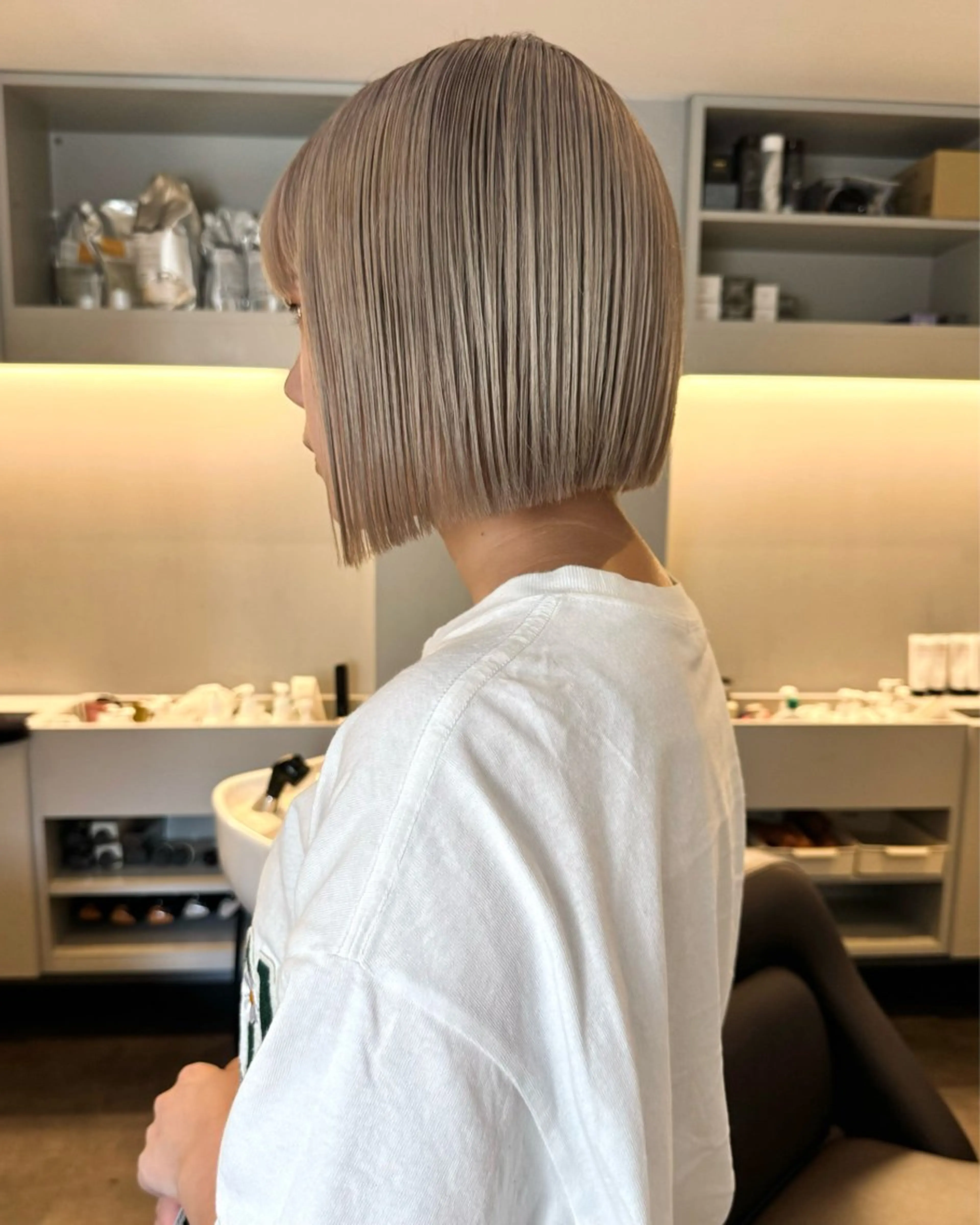 ショート カラー 切りっぱなしボブ ブロンド ホワイトブロンド ボブ カット ヘアカラー RAIMA ハイトーン/レイヤーのヘアスタイル