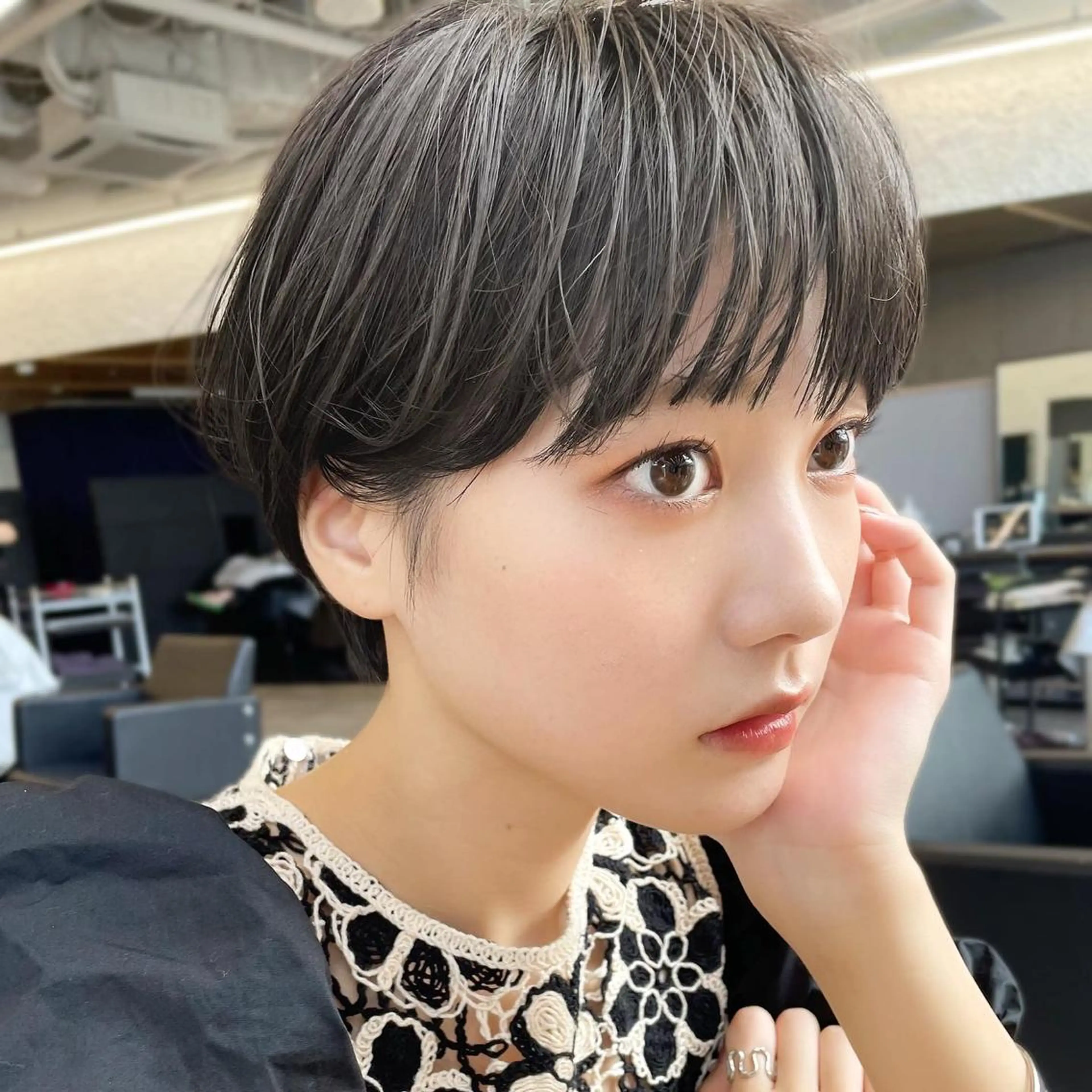 ショート カラー パーマ グレージュ オリーブグレージュ オリーブグレー ショートヘア レイヤー/ショート透 明感カラー/西田祐賀のヘアスタイル