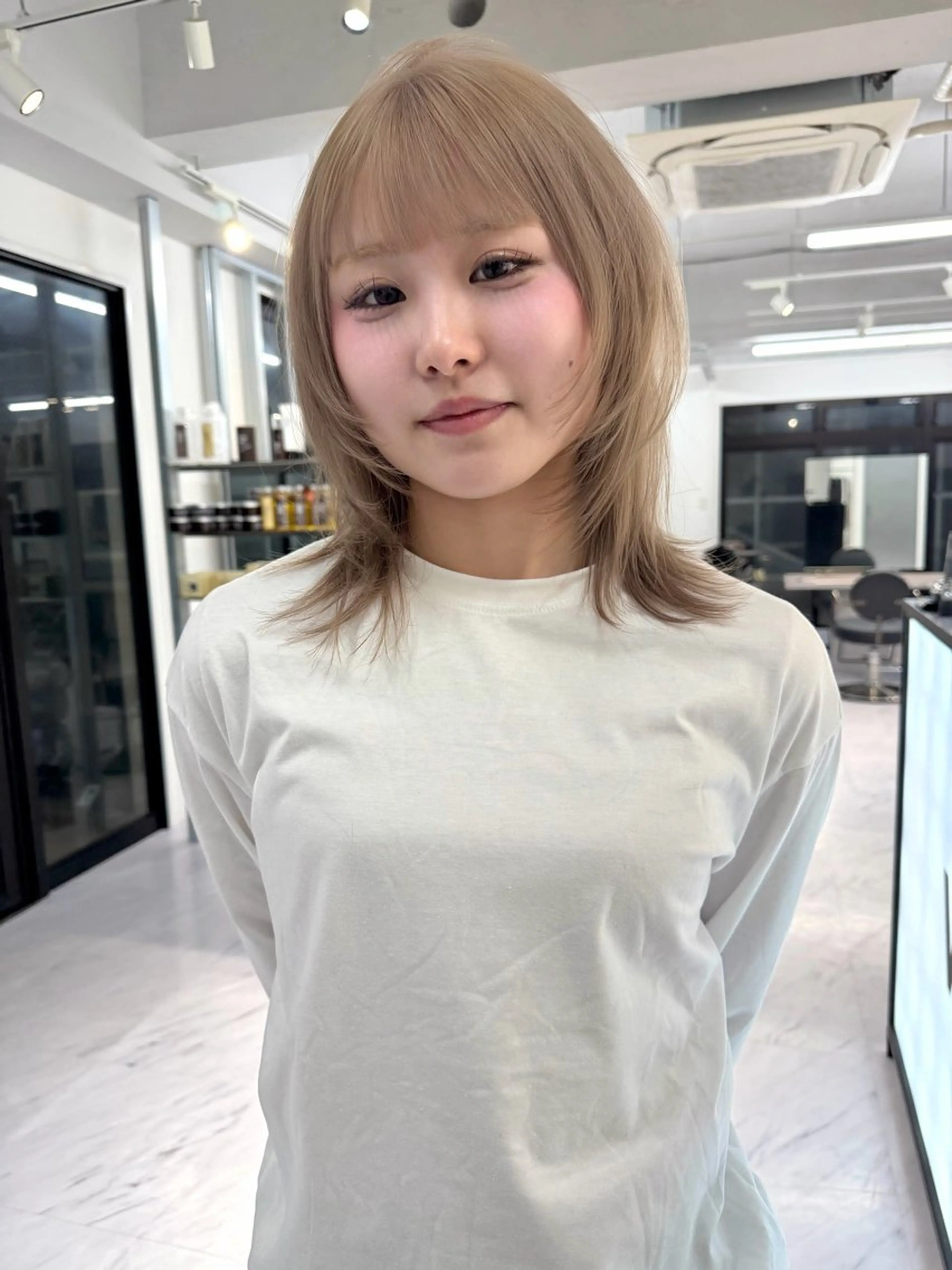 ミディアム カラー ベージュカラー ブリーチ ケアブリーチ デザインカラー ダブルカラー カット ヘアカラー トリートメント TATSUブリーチ/ ミルクティーベージュのヘアスタイル