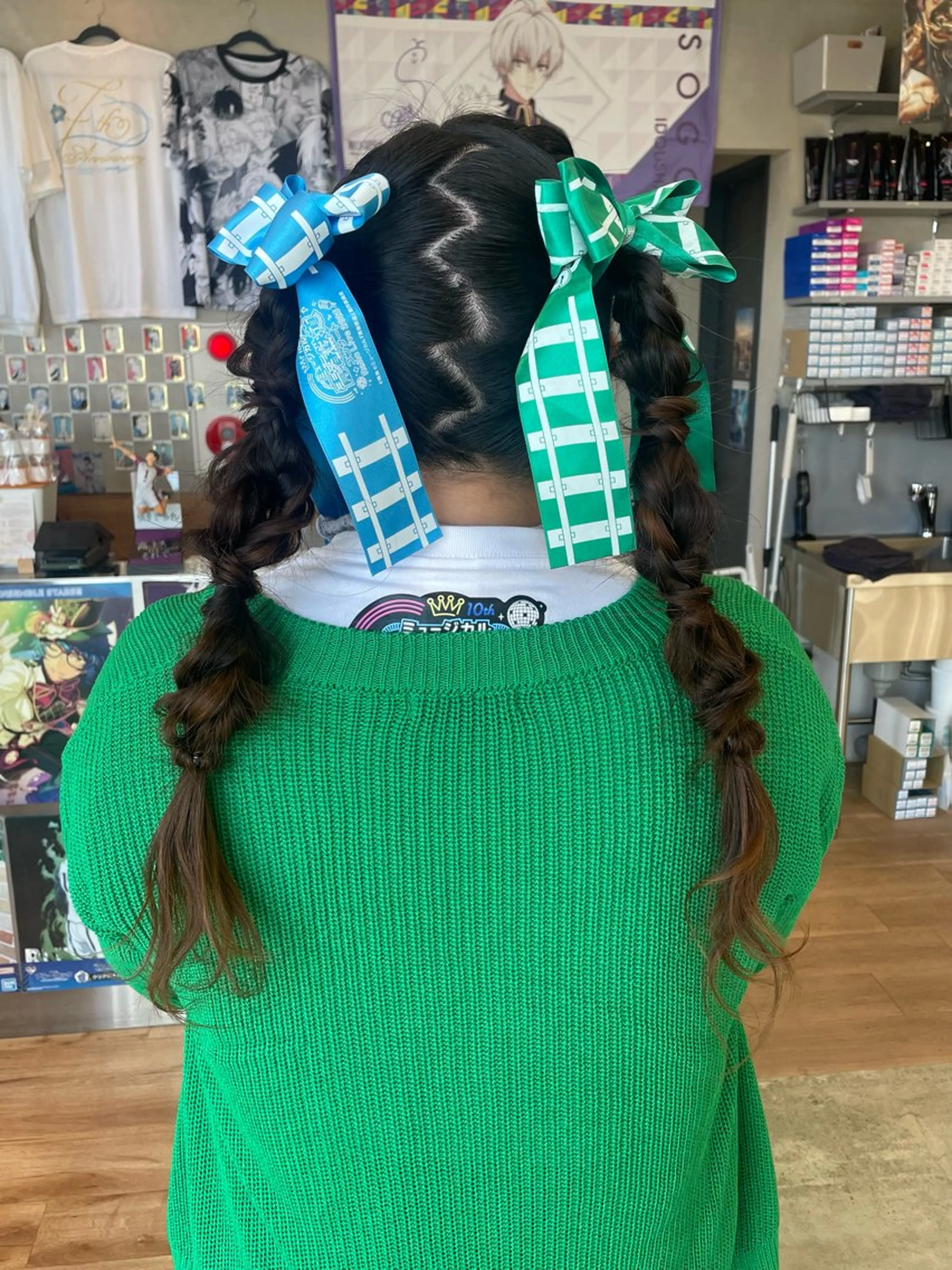 ヘアアレンジ ツインテール ヘアセット 🍭ハイトーン/ デザインカラー🦄のヘアスタイル