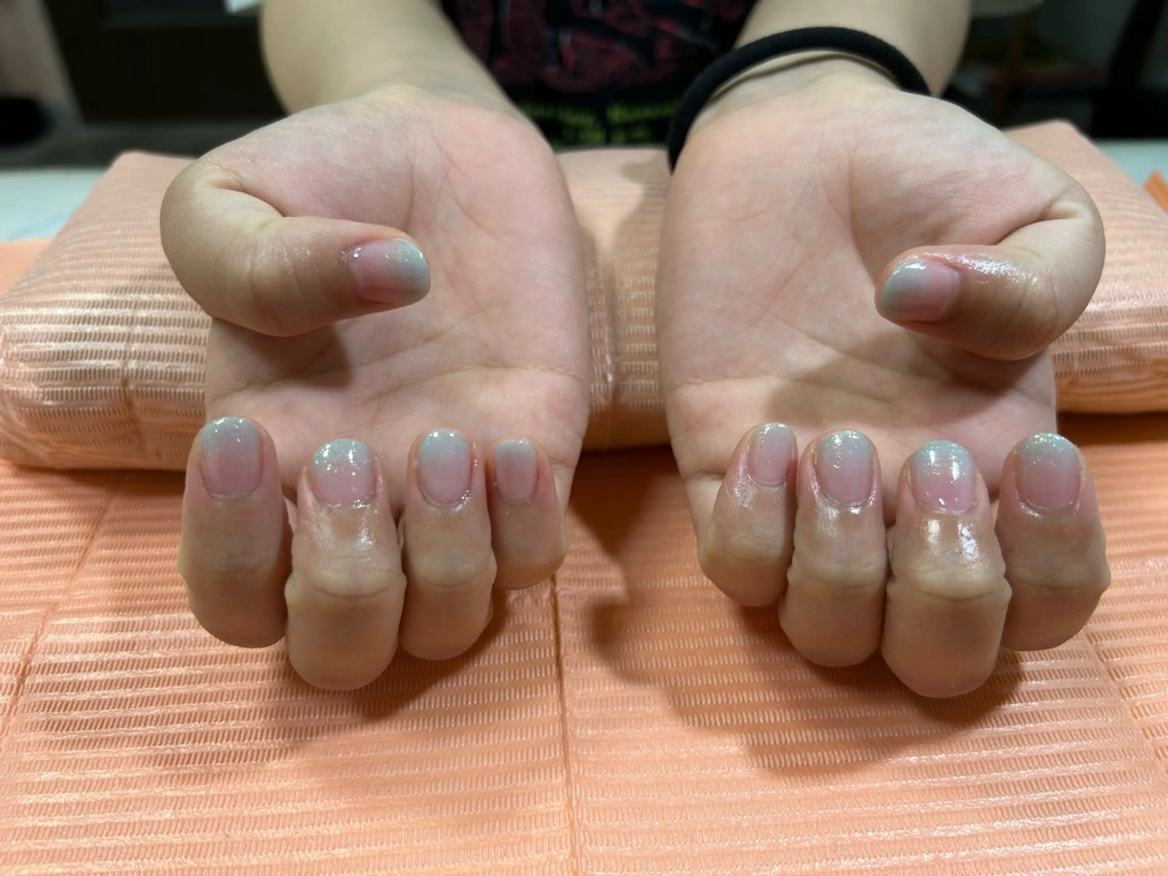 ネイル グラデーション ラメ(グリッター) 水色 Eyelash & nail Buena 高円寺店所属・新人ネイリスト yuaのネイルデザイン