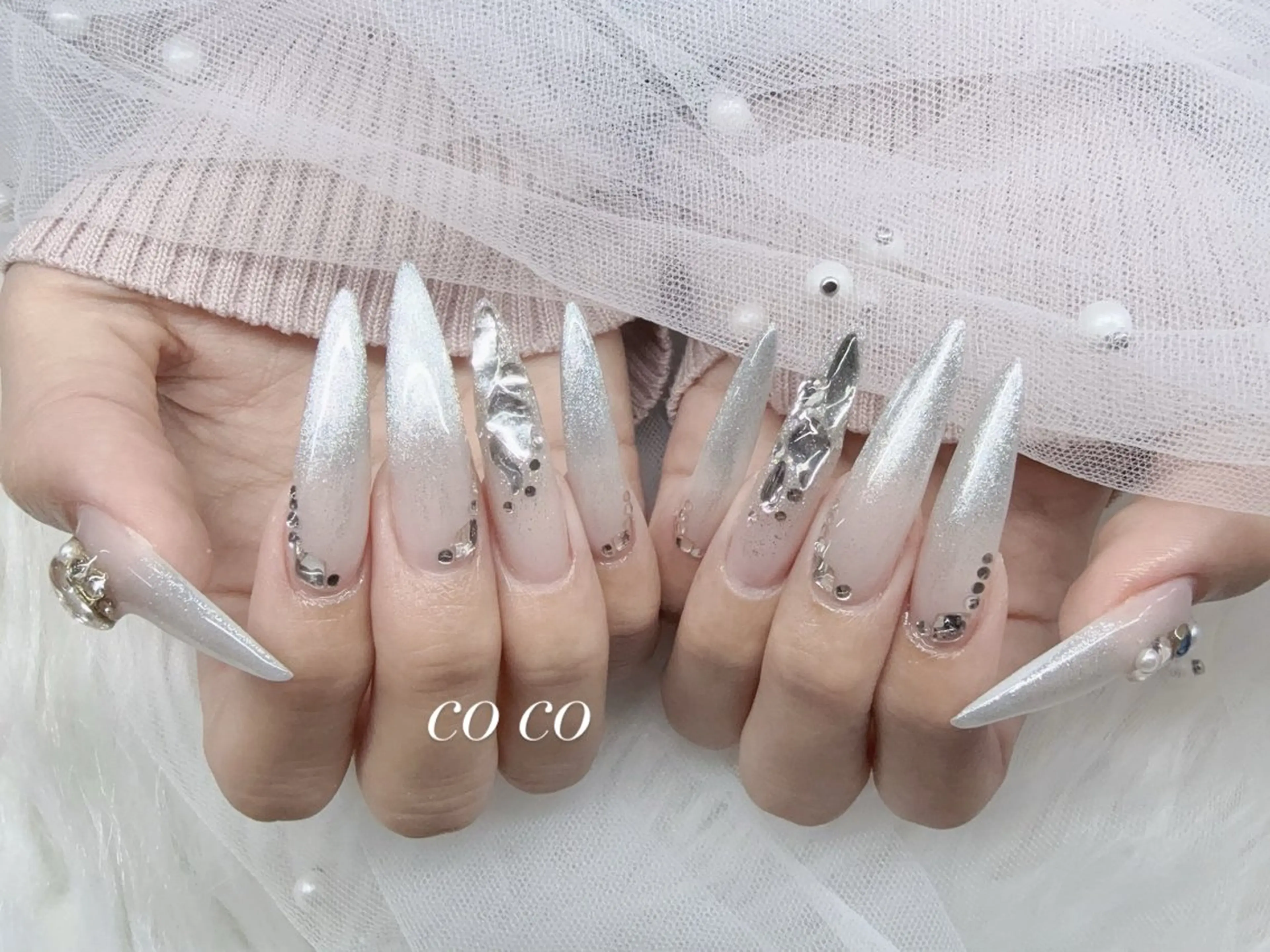 ネイル ラメ(グリッター) ロングネイル スカルプネイル シルバー ハンドネイル ハンドケア COCO ネイルのネイルデザイン