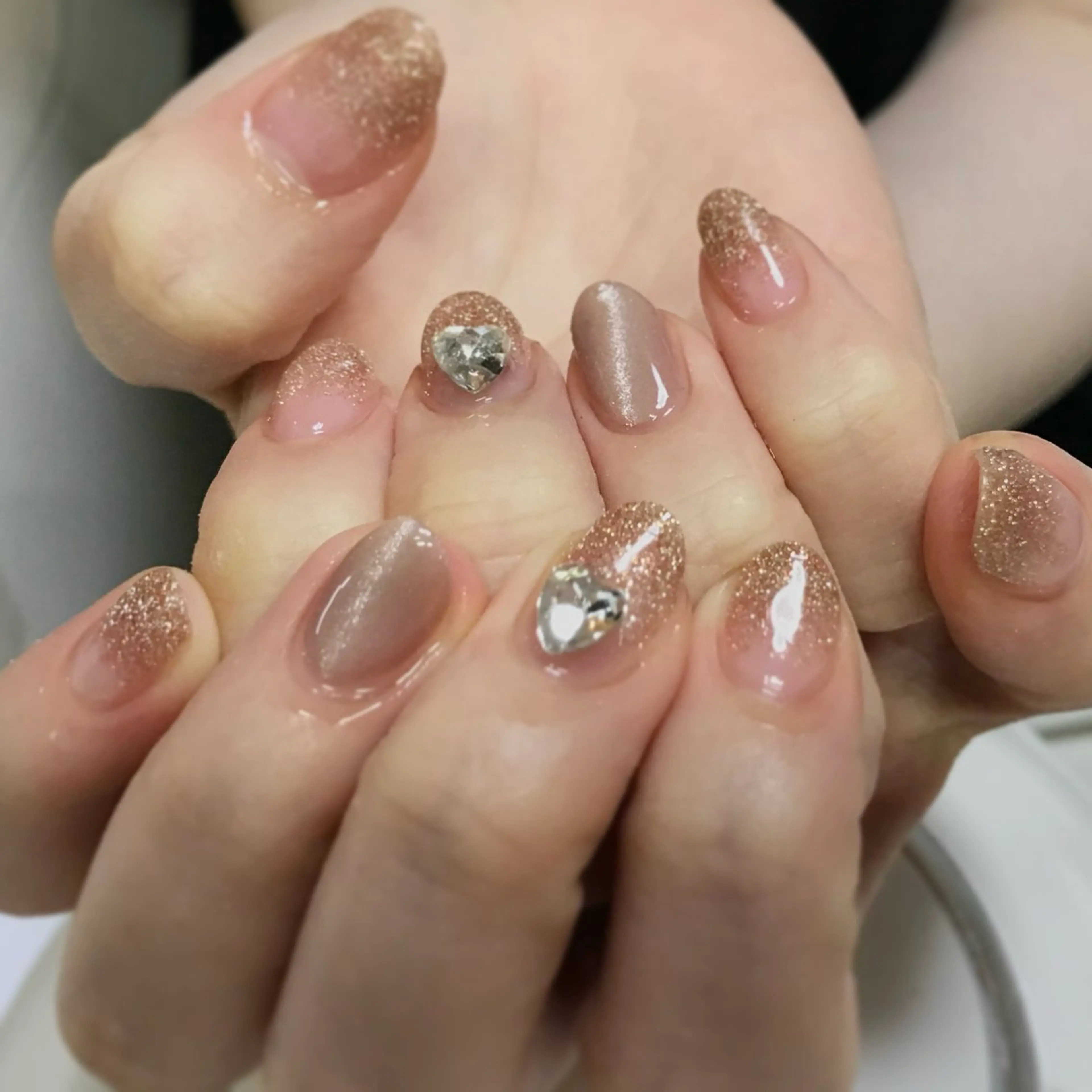 ネイル ハート ストーンネイル NANAE ネイル🌈虹のネイルデザイン