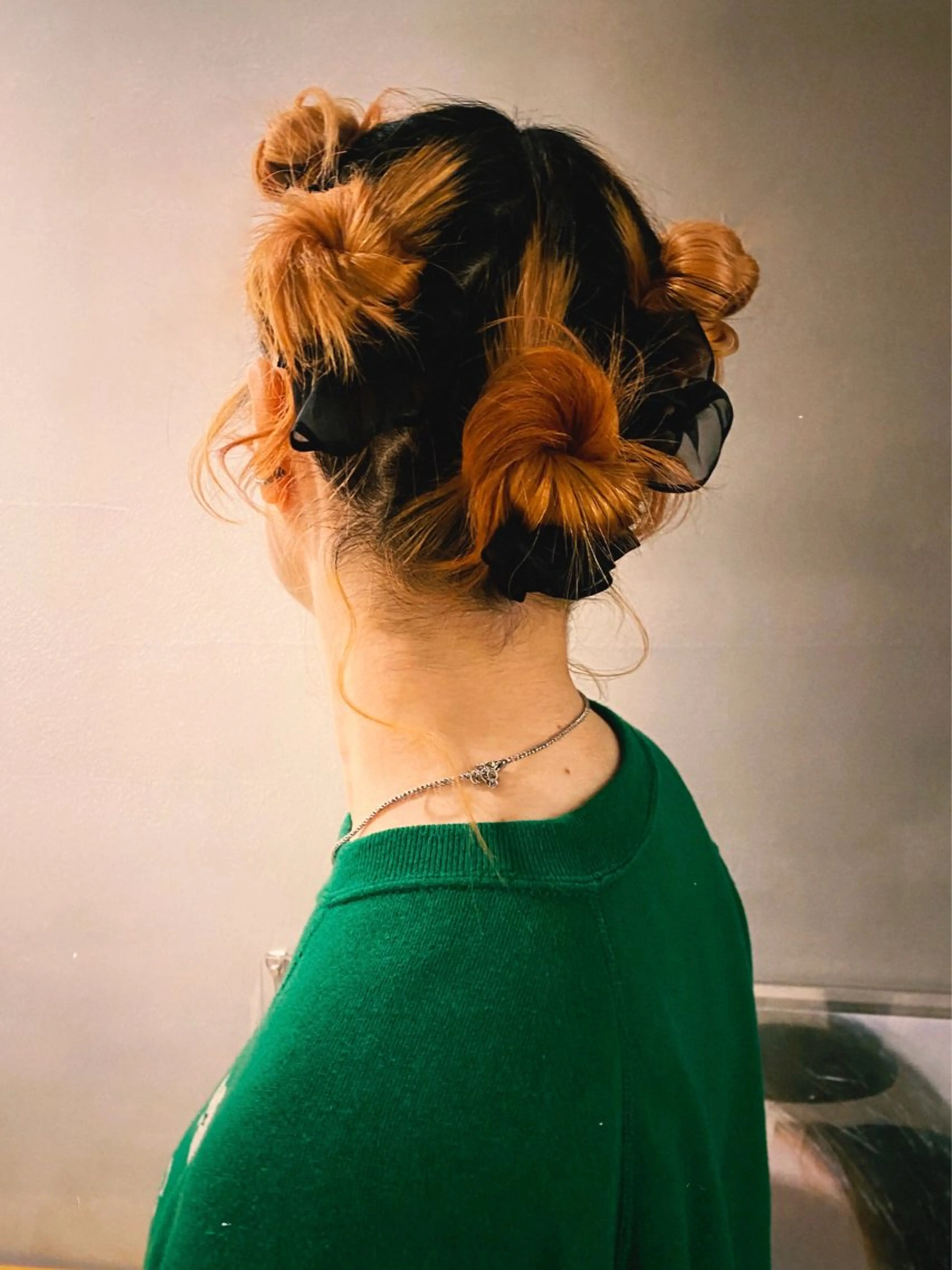 ミディアム ヘアアレンジ お団子ヘア Repos by moi所属・RINA/特殊ヘア/ 高発色ワンカラーのヘアスタイル