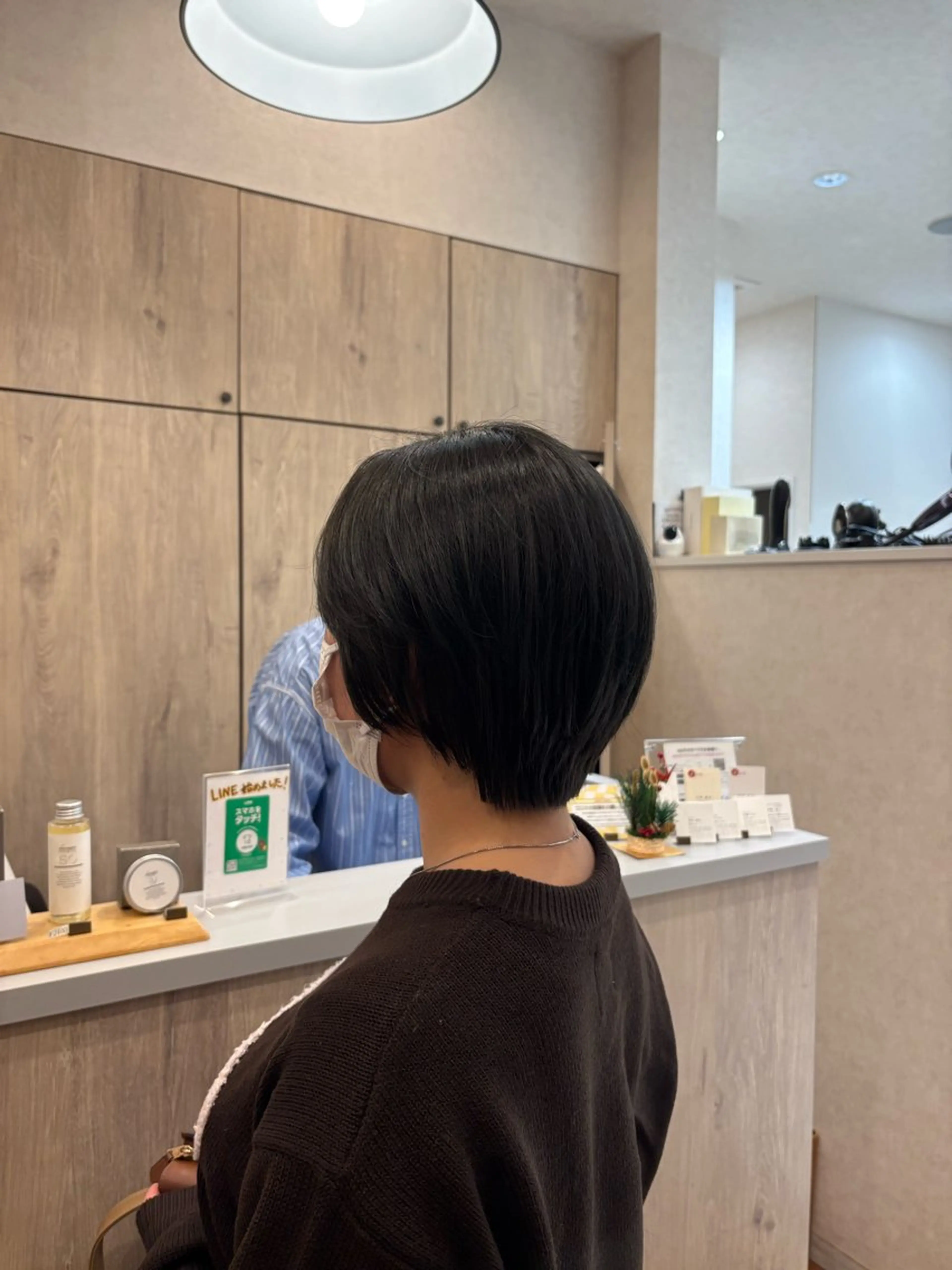 ショート カラー 黒髪 ブルーカラー ブルーブラック ショートヘア カット ヘアカラー moe｜透明感カラー ×似合わせカットのヘアスタイル