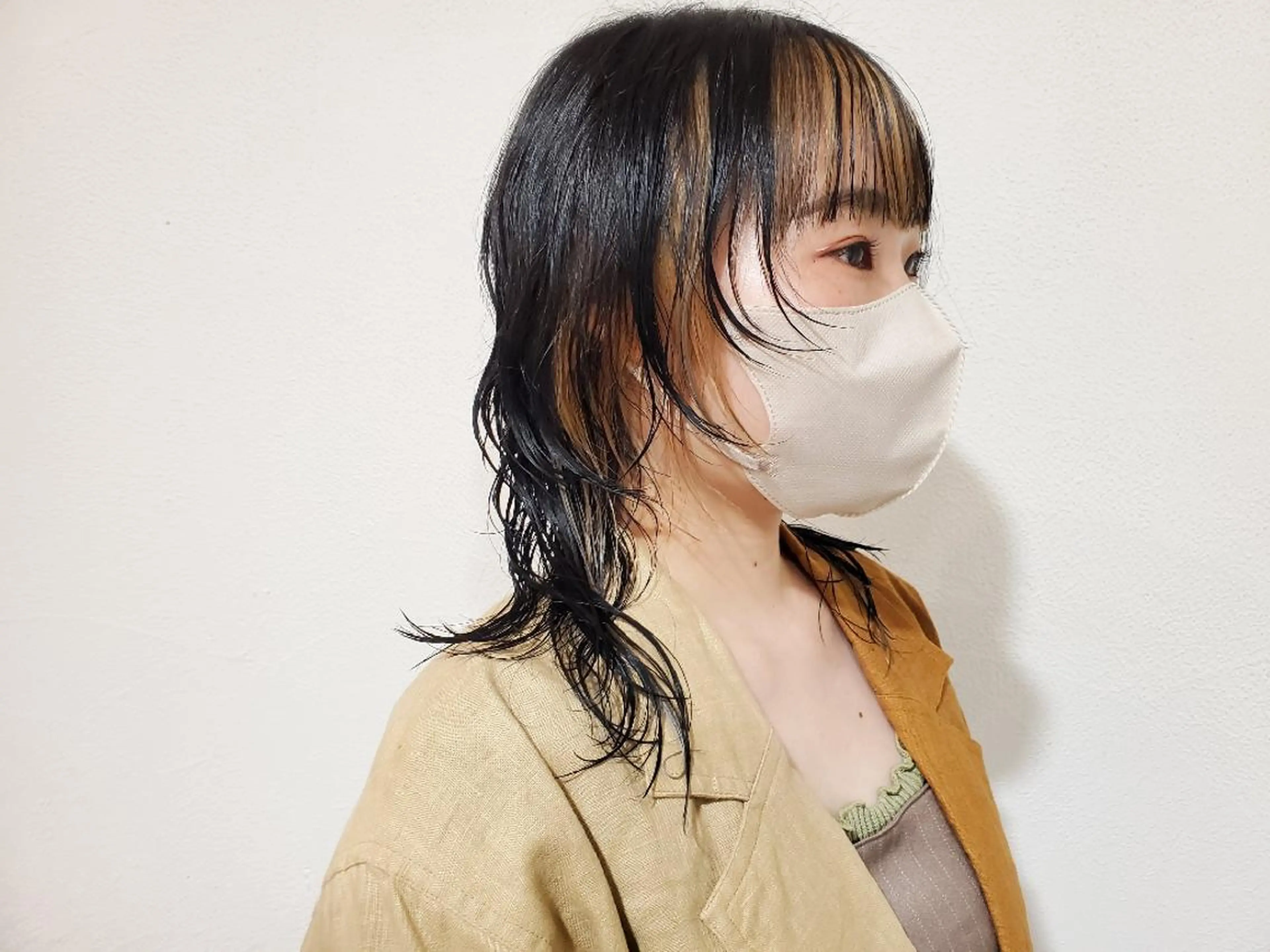 ミディアム カラー ミストバング ハイトーンカラー ウルフカット パ ルのヘアスタイル