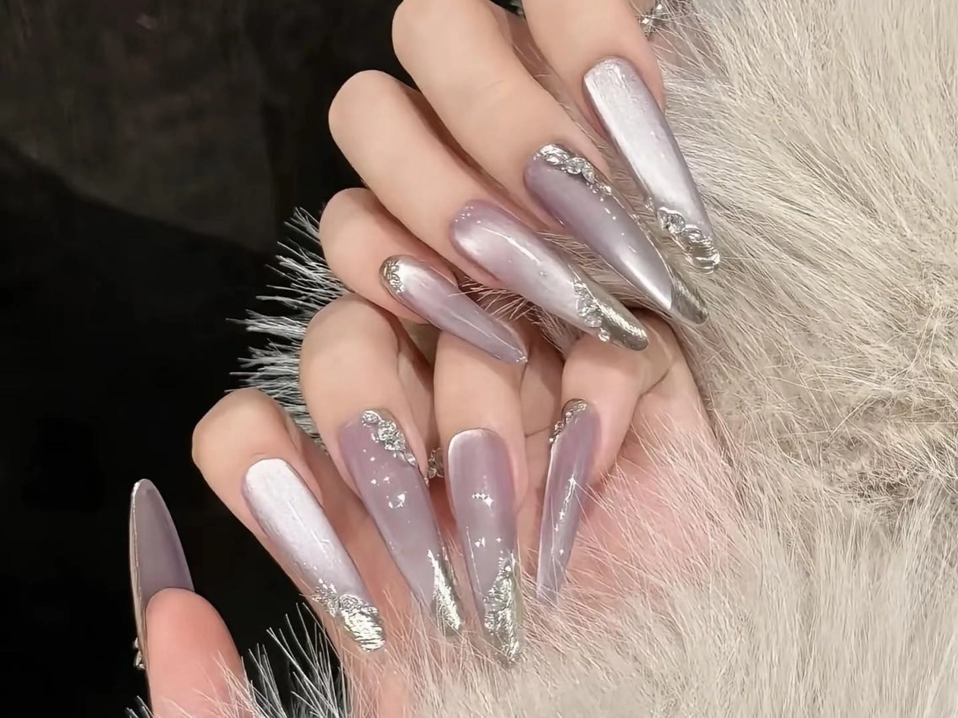 ネイル アートネイル カジュアル フレンチネイル ホログラムネイル ロングネイル ハンドネイル ハンドケア 💅 NikoNikoのネイルデザイン