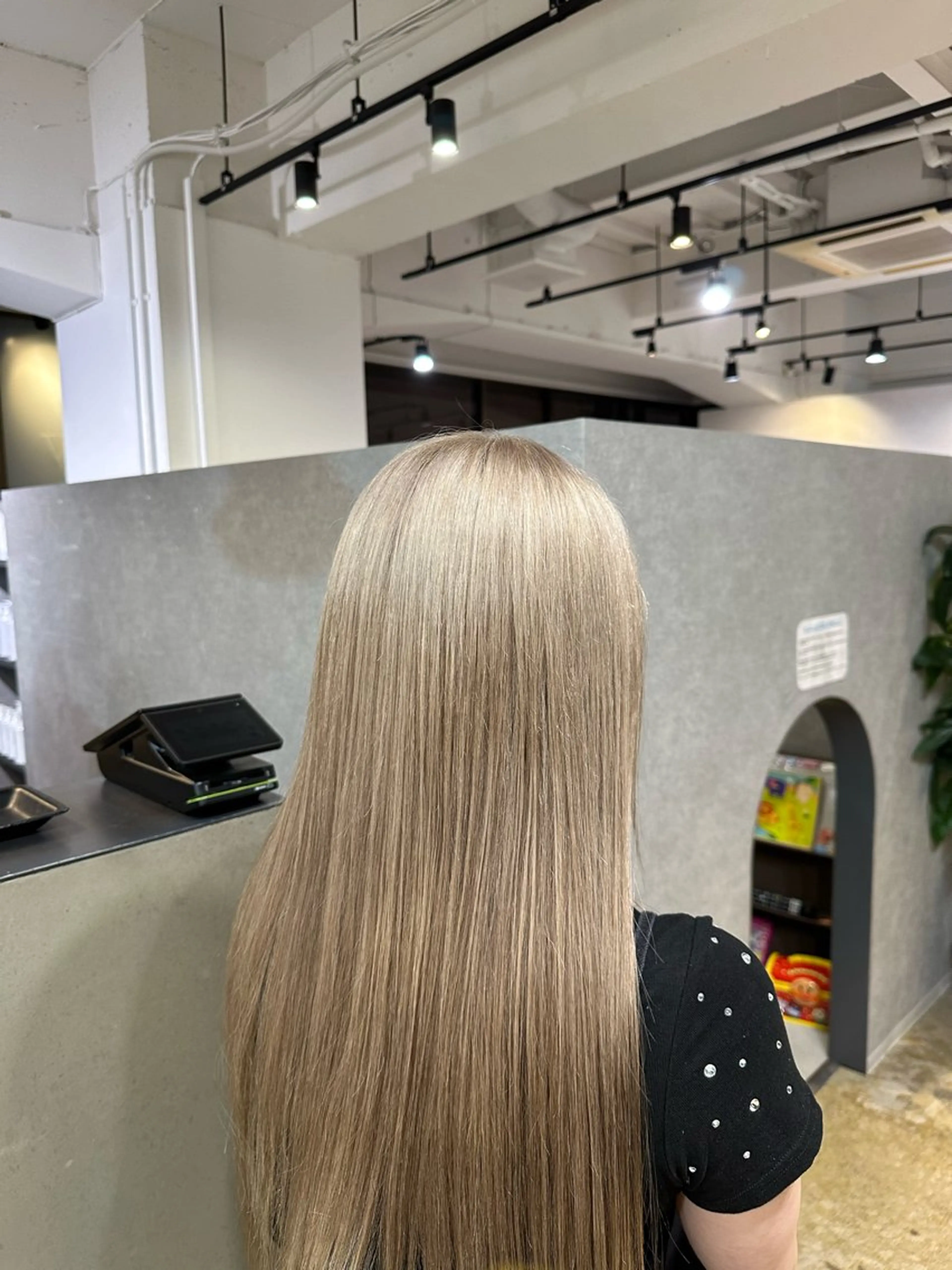 ロング ヘアカラー 足立 采弥のヘアスタイル