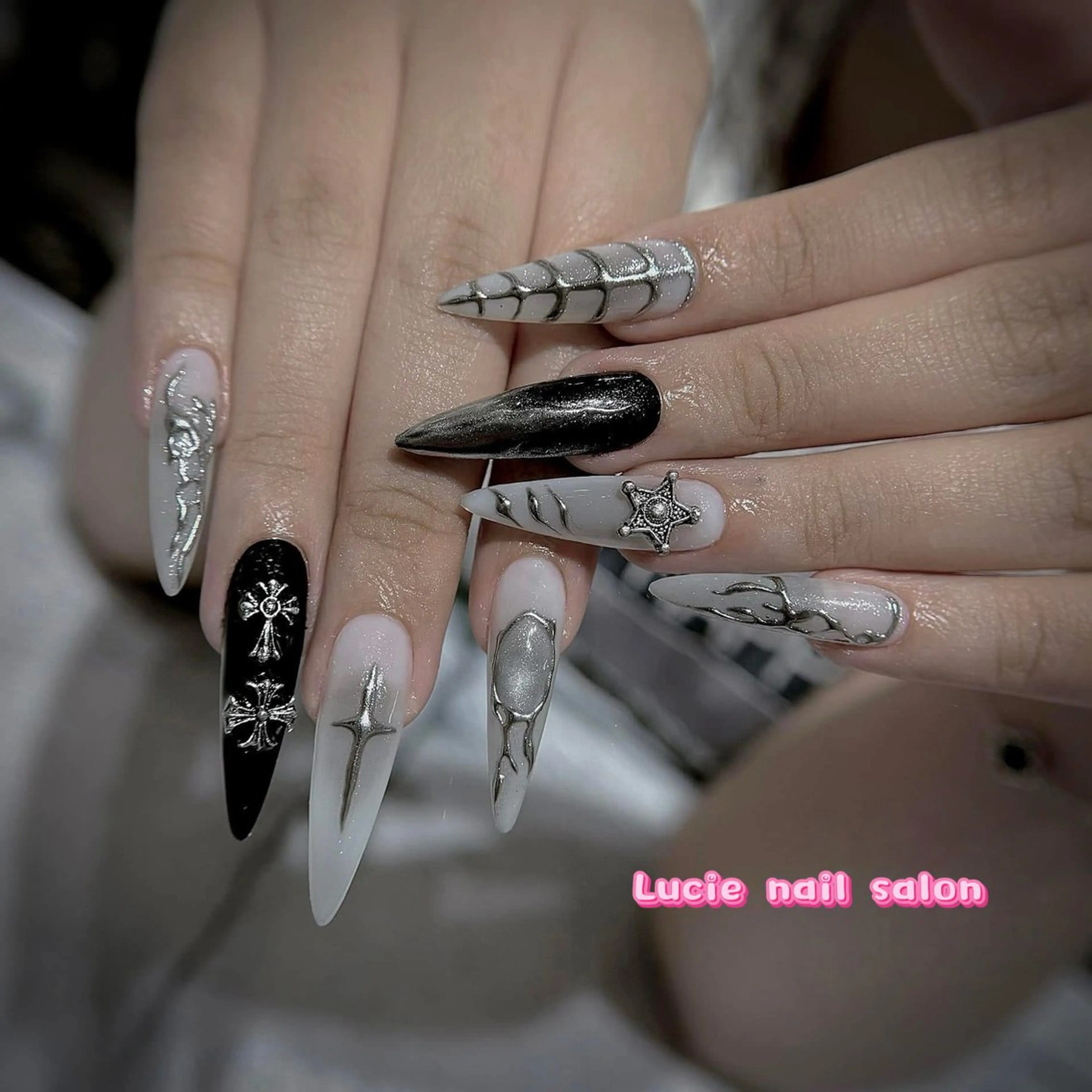 ネイル ボルドー チークネイル 成人式 フレンチネイル キラキラネイル ハンドネイル LUCIE NAIL SALON所属・NGUYEN THI THANHのネイルデザイン