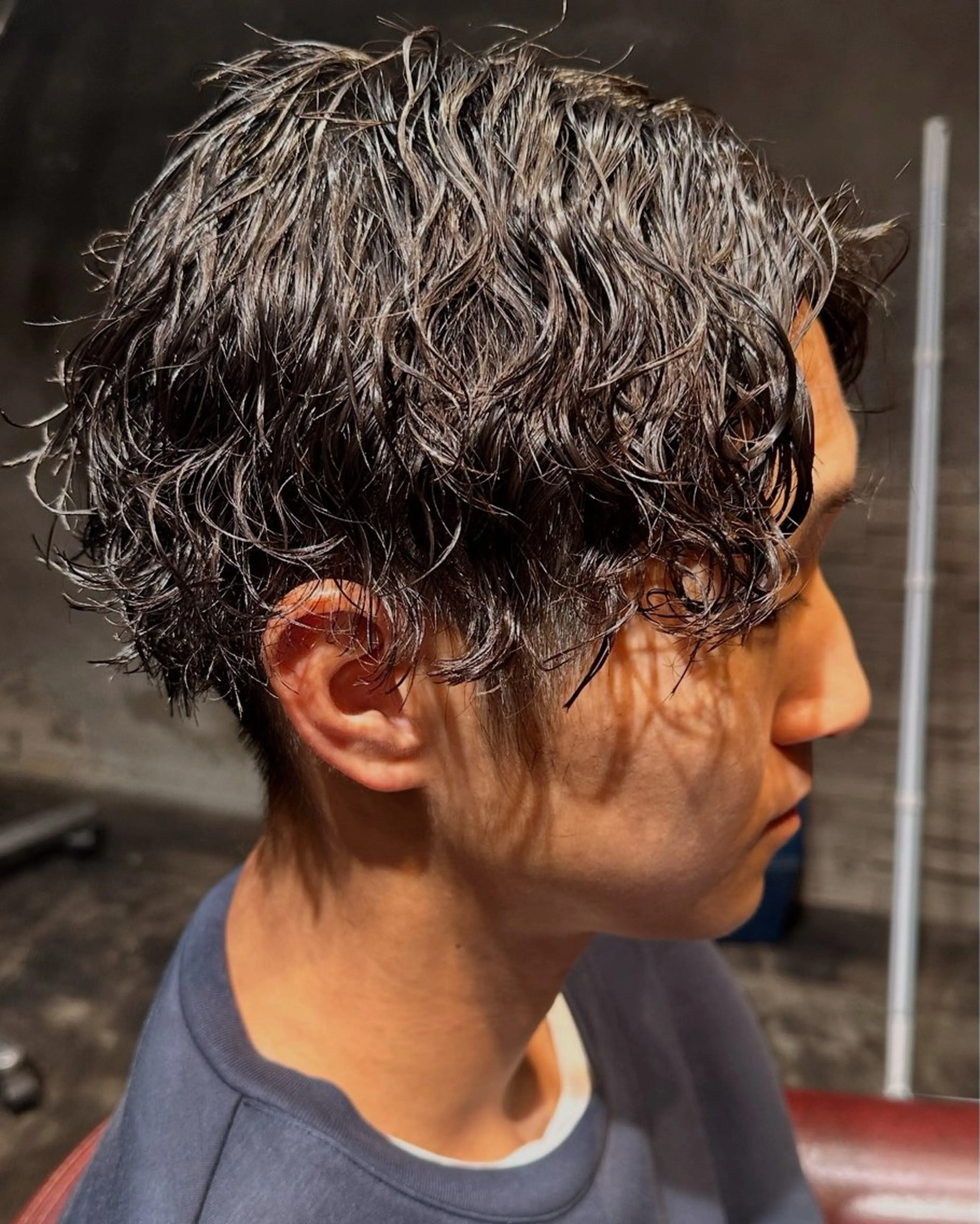 メンズ アップバング メンズブリーチ センターパート フェザーパーマ メンズハイライト 山口稜太 メンズ/波巻きパーマのヘアスタイル