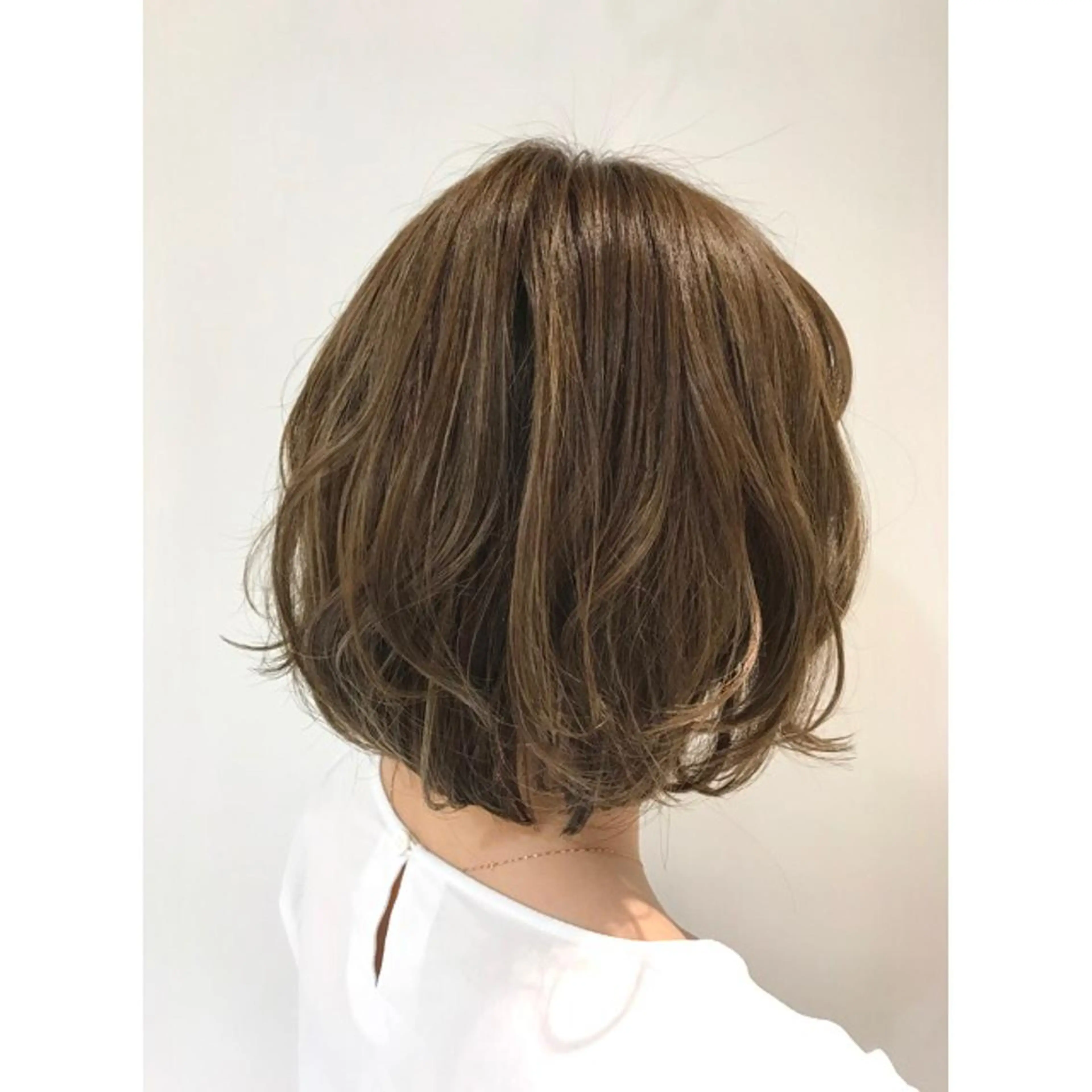 ミディアム カラー アッシュ ベージュカラー ハイライトカラー ボブ ハイライト 若林 美由希のヘアスタイル