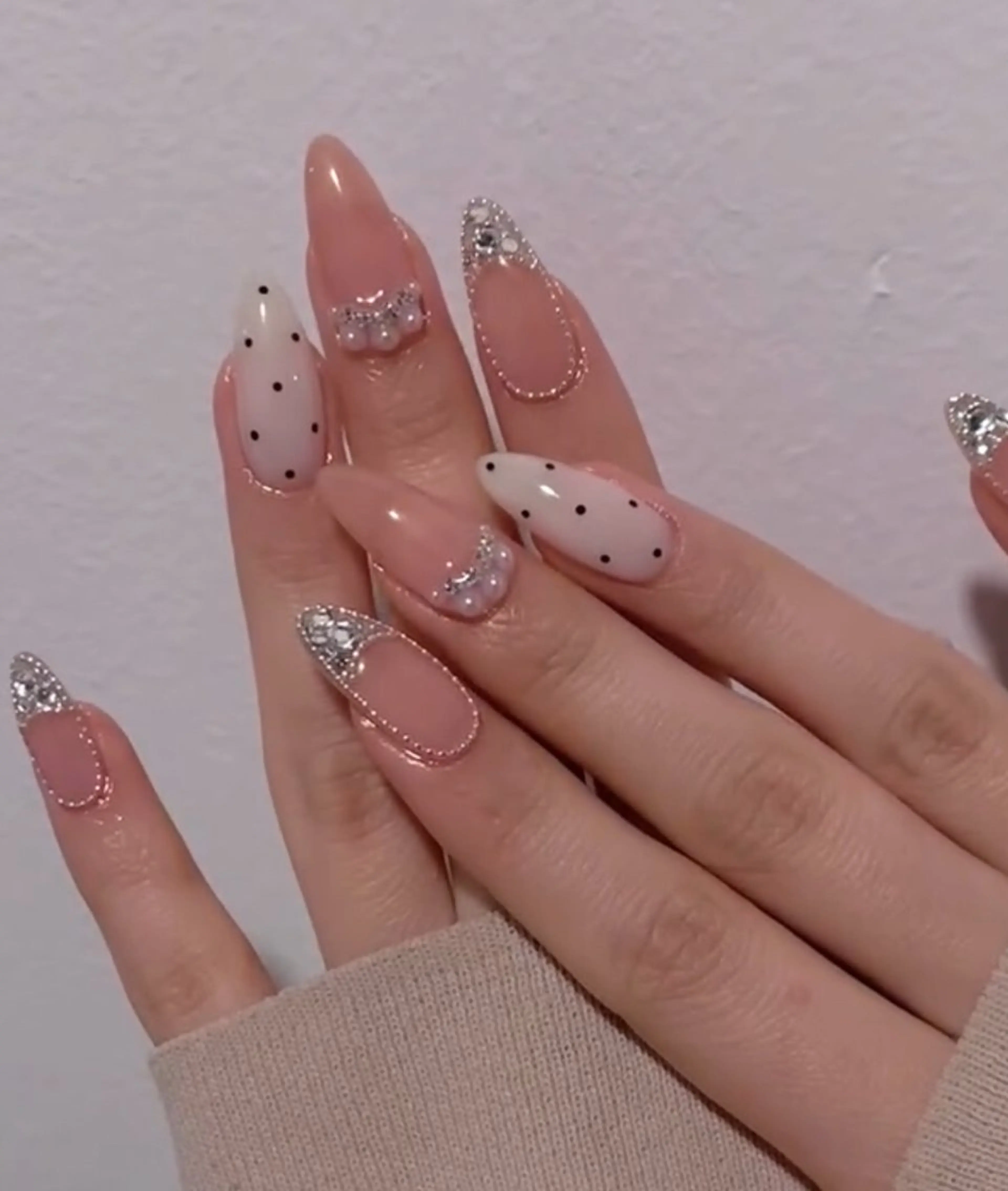 ネイル ガーリー オフィスネイル ハンドネイル Roger 舞のネイルデザイン