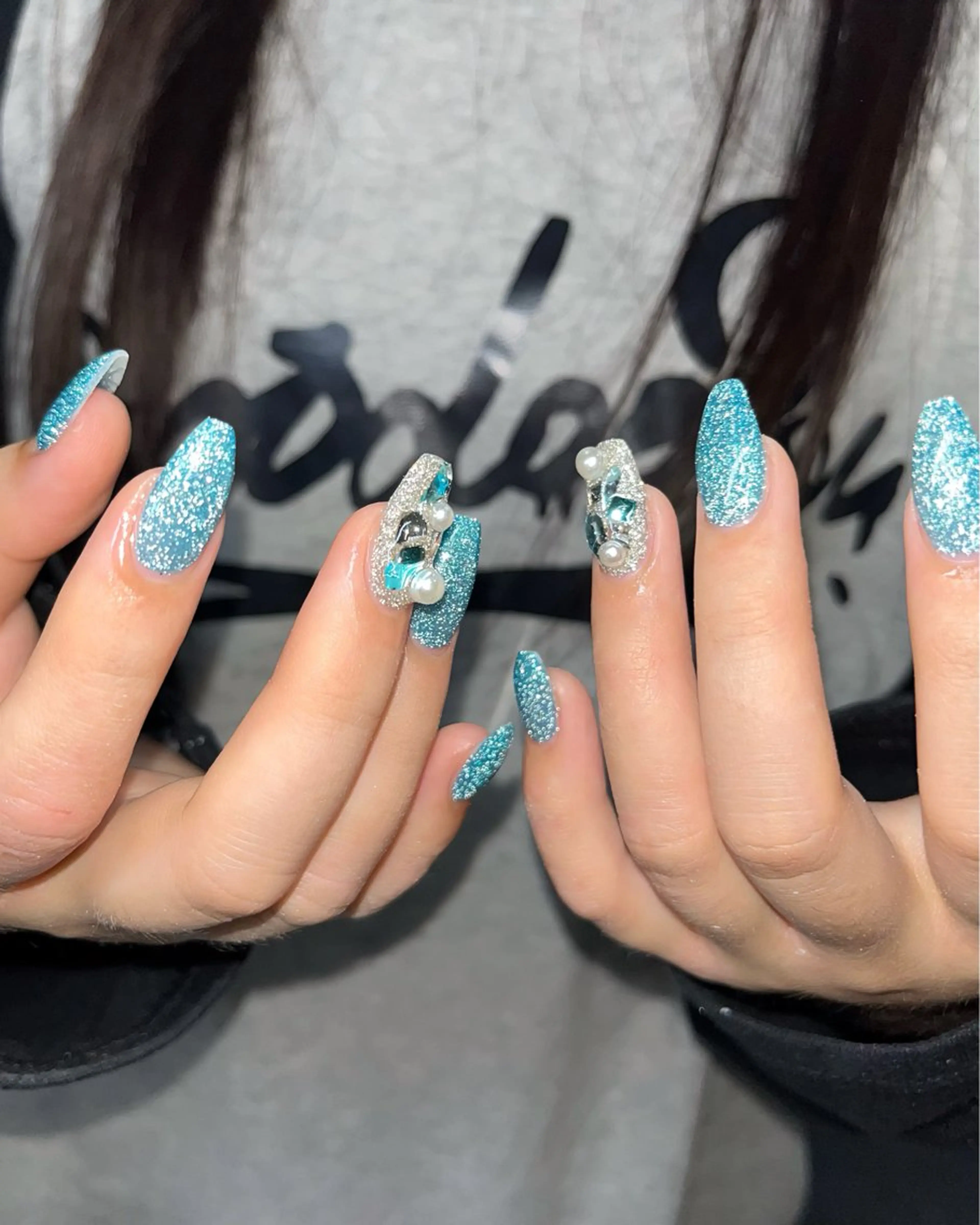 ネイル チークネイル フラッシュネイル ハート 水色 ミラーネイル ハンドネイル ハンドケア 🫧OPELIA NAIL渋谷🫧のネイルデザイン