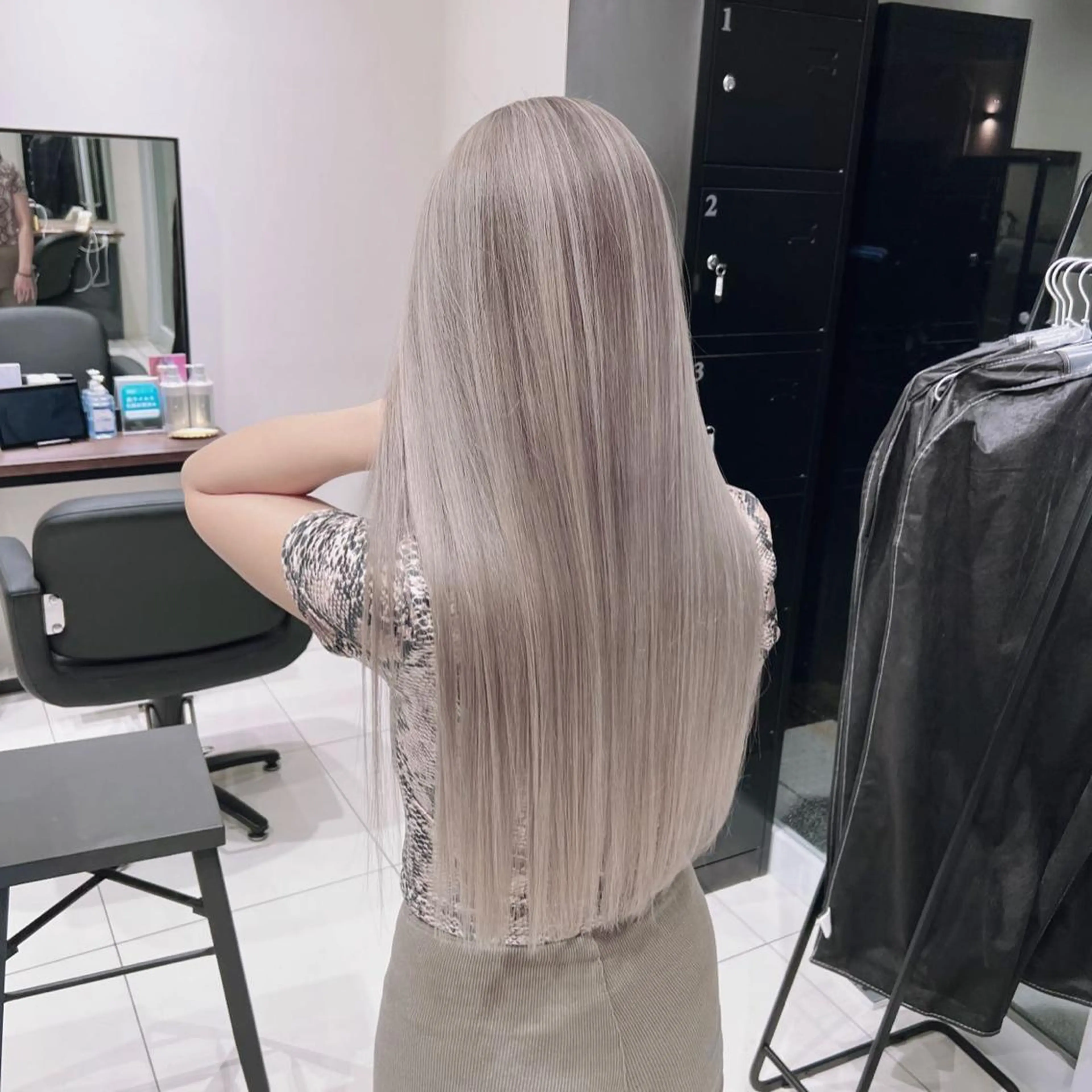 ロング カラー ブリーチ ケアブリーチ ハイライトカラー インナーカラー ハイライト ヘアカラー オフホワイトアンドなんば所属・福西 洋斗のヘアスタイル