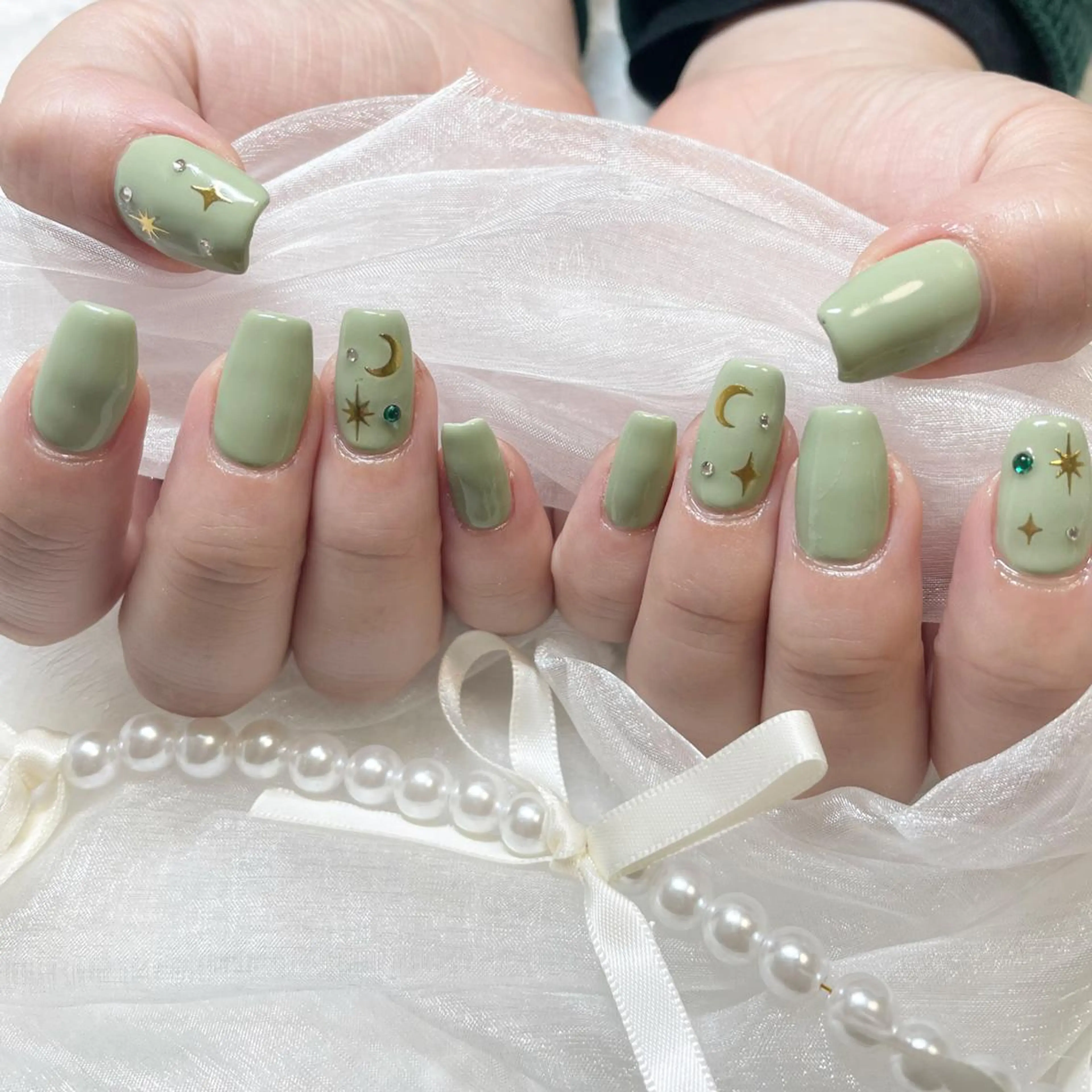ネイル ジェルネイル キラキラネイル 韓国ネイル 持ち込み ワンカラーネイル ハンドネイル fiore nail 🦋のネイルデザイン