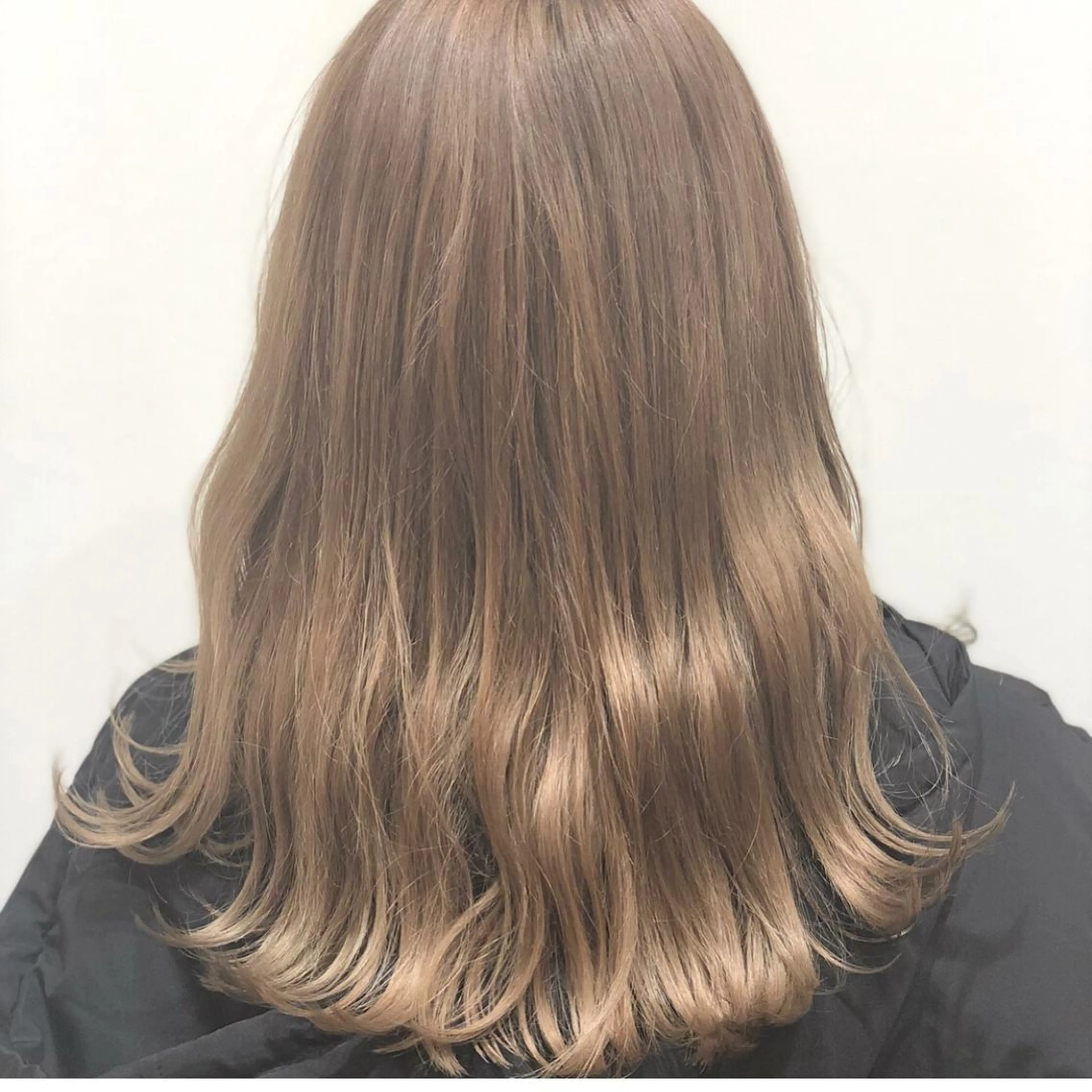 セミロング カラー ベージュカラー ブリーチ 大石 陽菜のヘアスタイル