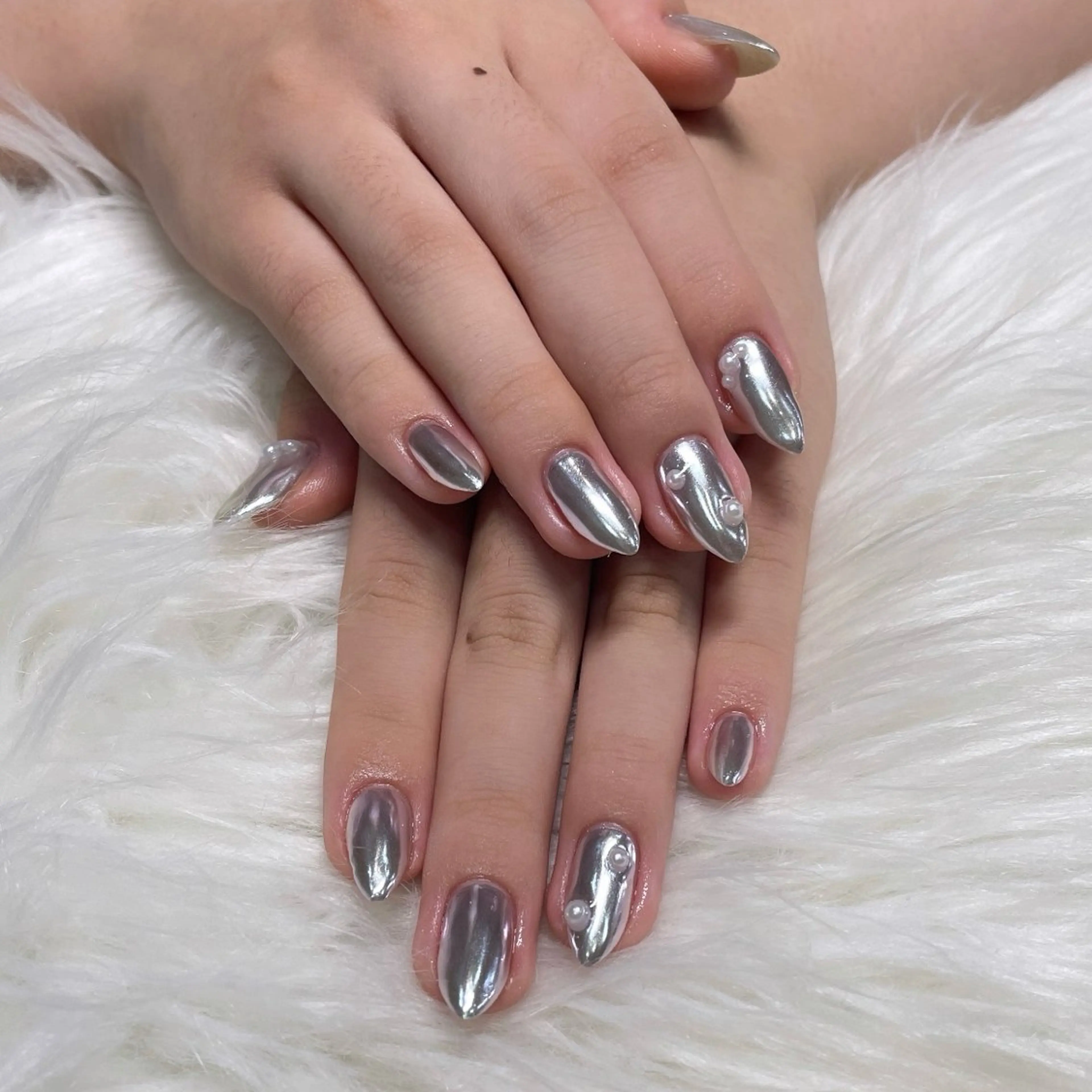 ネイル ミラーネイル シルバー IROHA NAIL所属・IROHA NAIL nanaのネイルデザイン