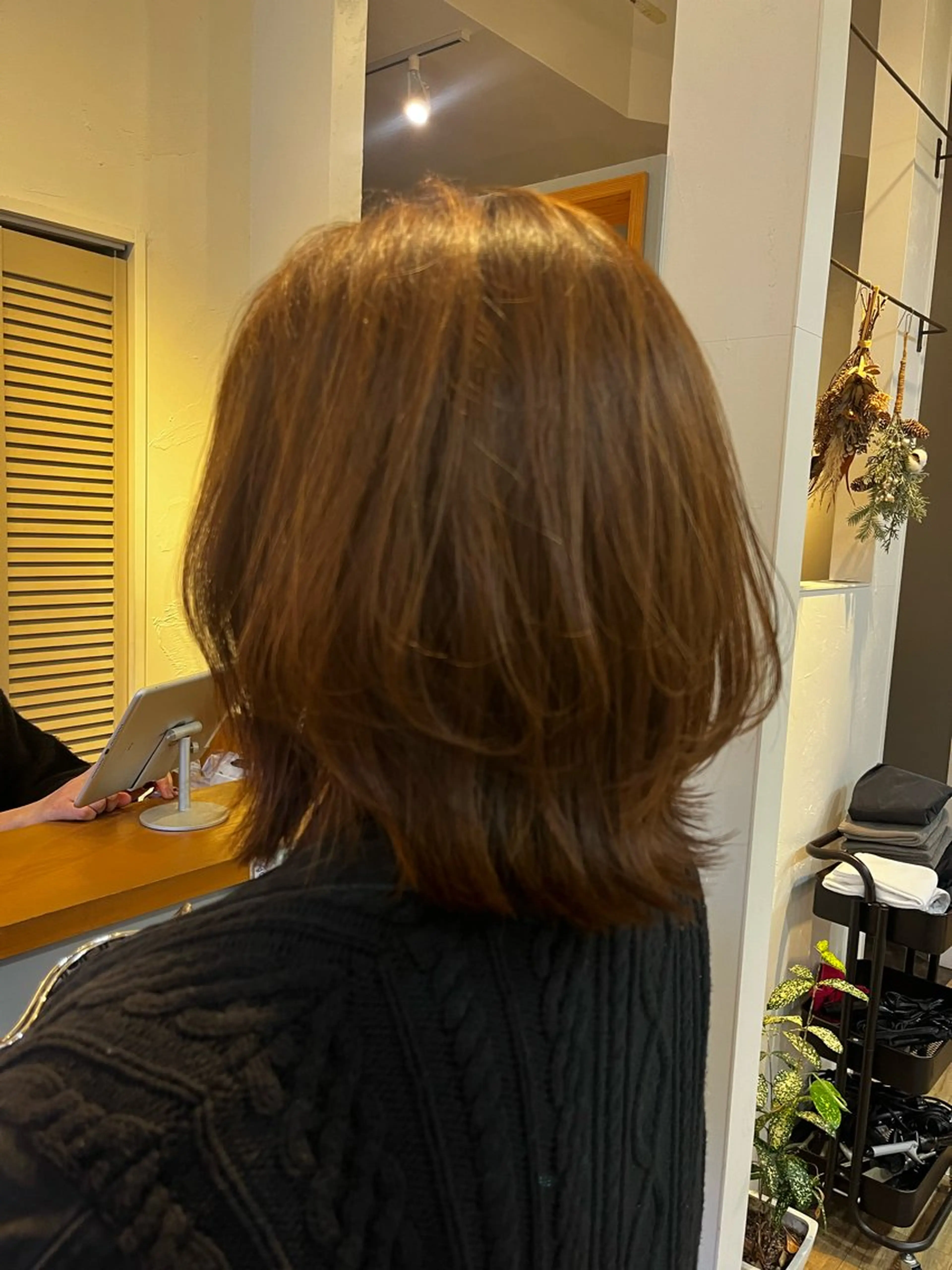 ミディアム カラー ハイライトカラー くびれヘア ハイライト くびれレイヤー レイヤーカット ヘアカラー ハラちゃんカット✂︎ 透明感🩵ケアカラーのヘアスタイル