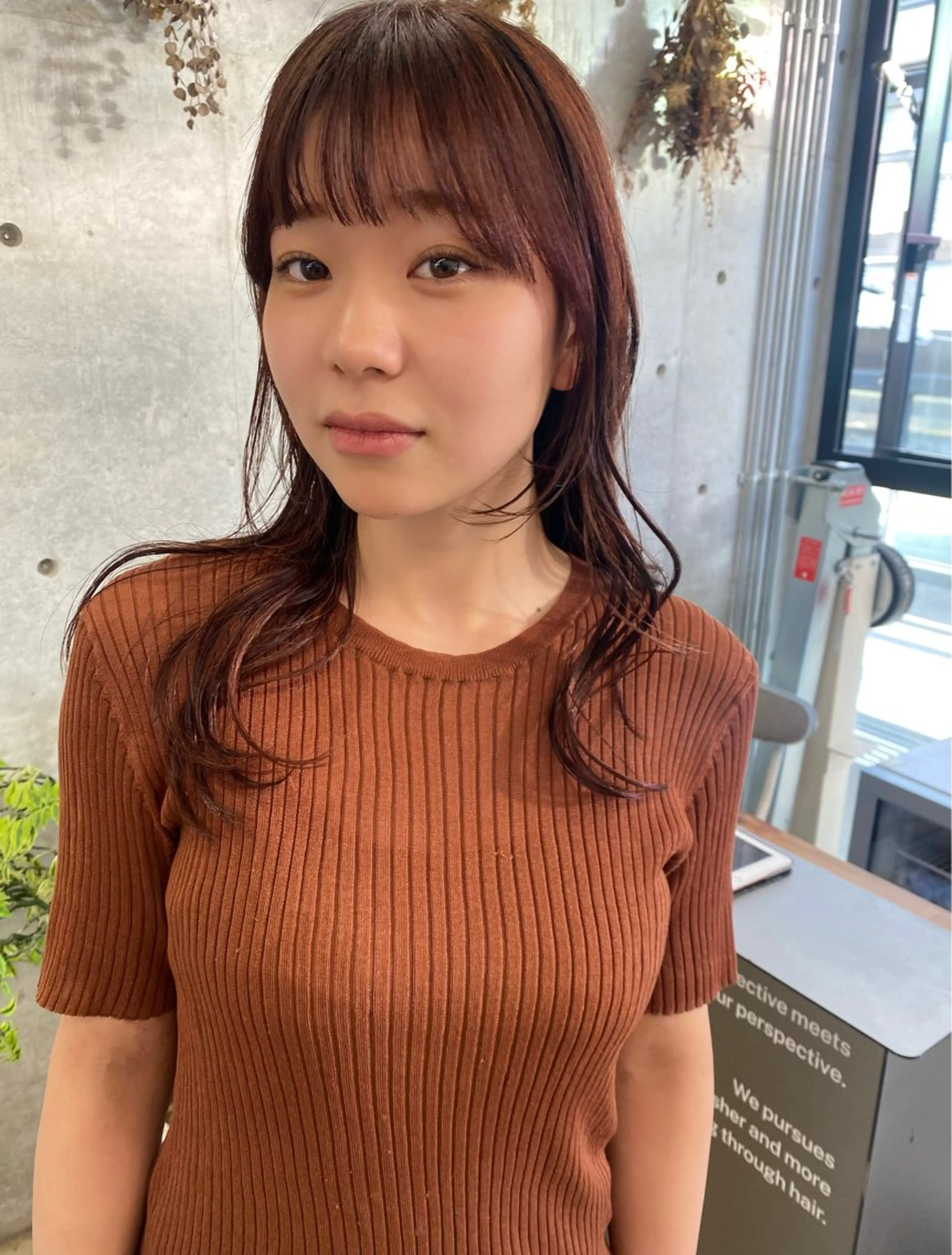 ミディアム カラー 顔まわりレイヤー レイヤーカット カット ヘアカラー トリートメント 似合わせカット レイヤーボブウルフのヘアスタイル