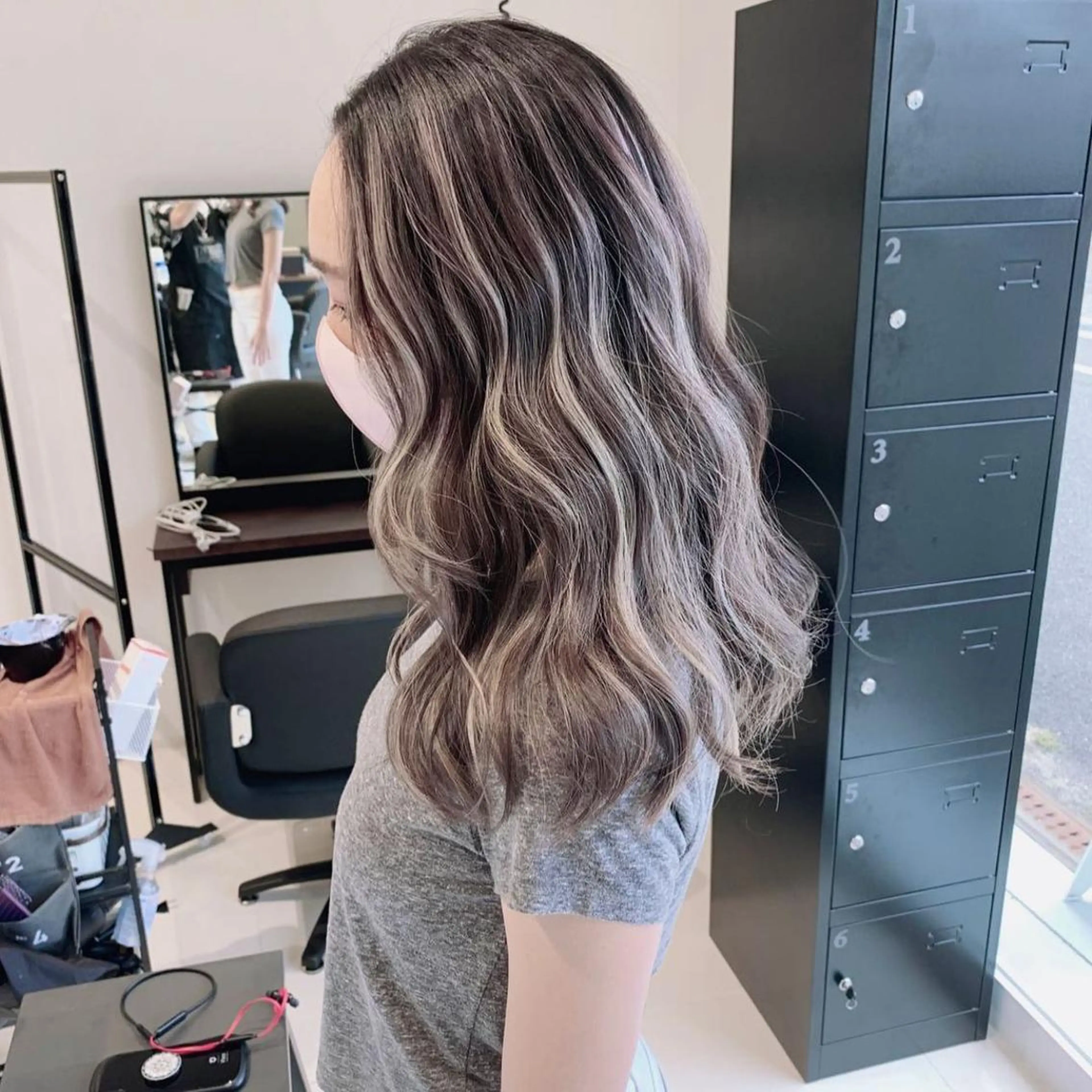 ロング カラー ハイライトカラー ハイライト 髪質改善 ヘアカラー オフホワイトアンドなんば所属・福西 洋斗のヘアスタイル