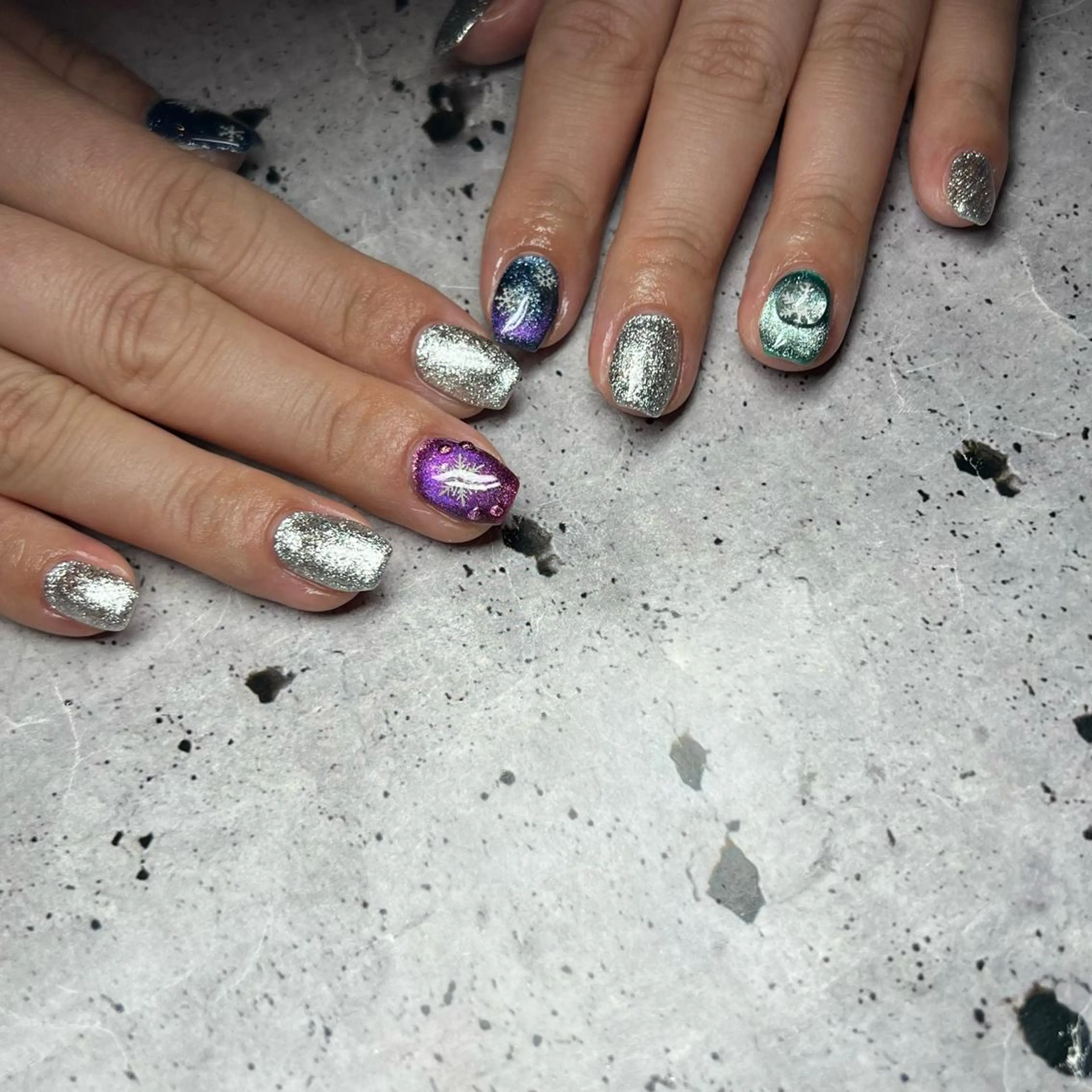 ネイル 冬ネイル ハンドネイル 𝐫𝐚𝐢 𝐧𝐚𝐢𝐥の眉毛・アイブロウイメージ