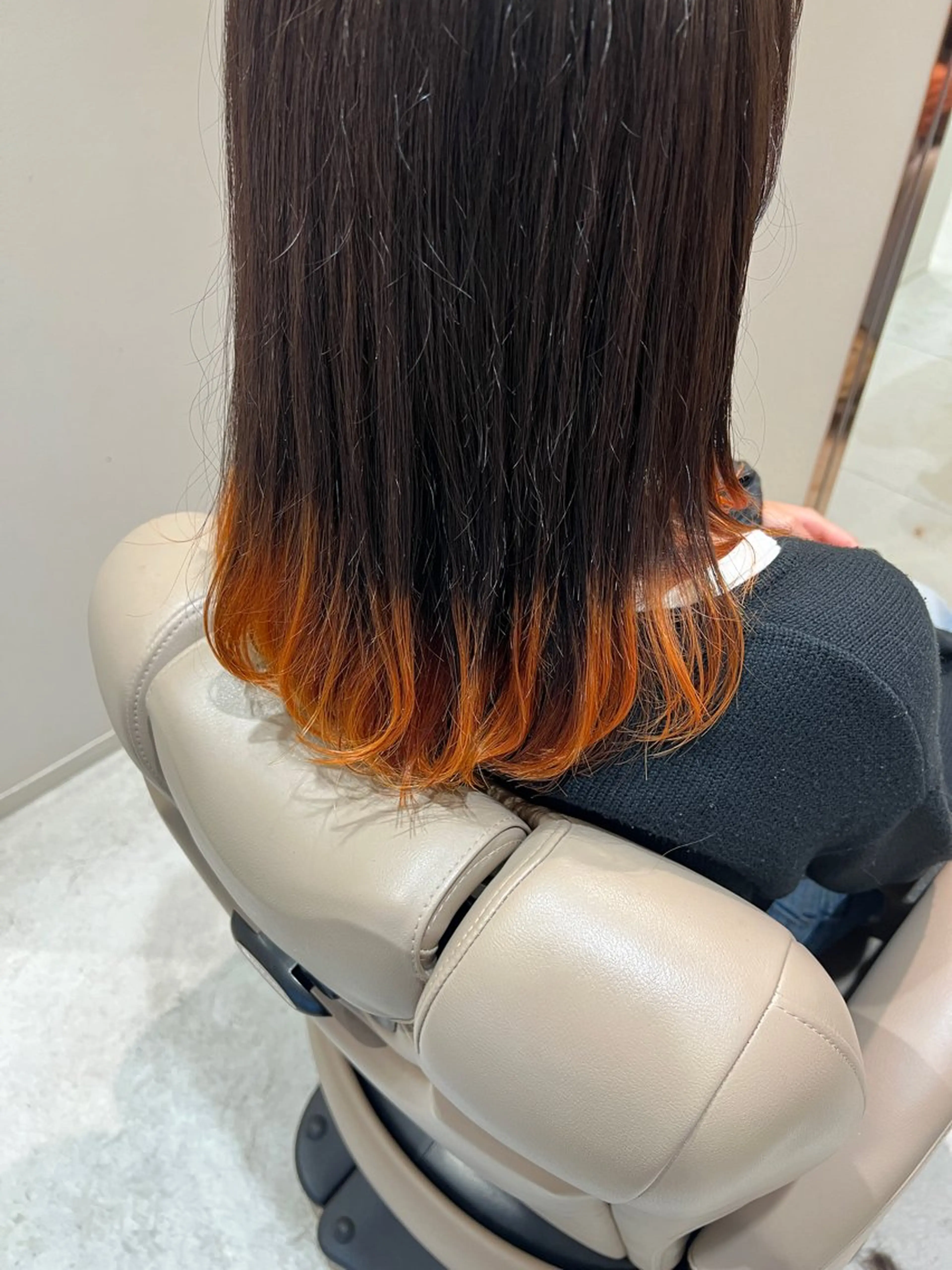 セミロング カラー オレンジ ノイシキ サキのヘアスタイル