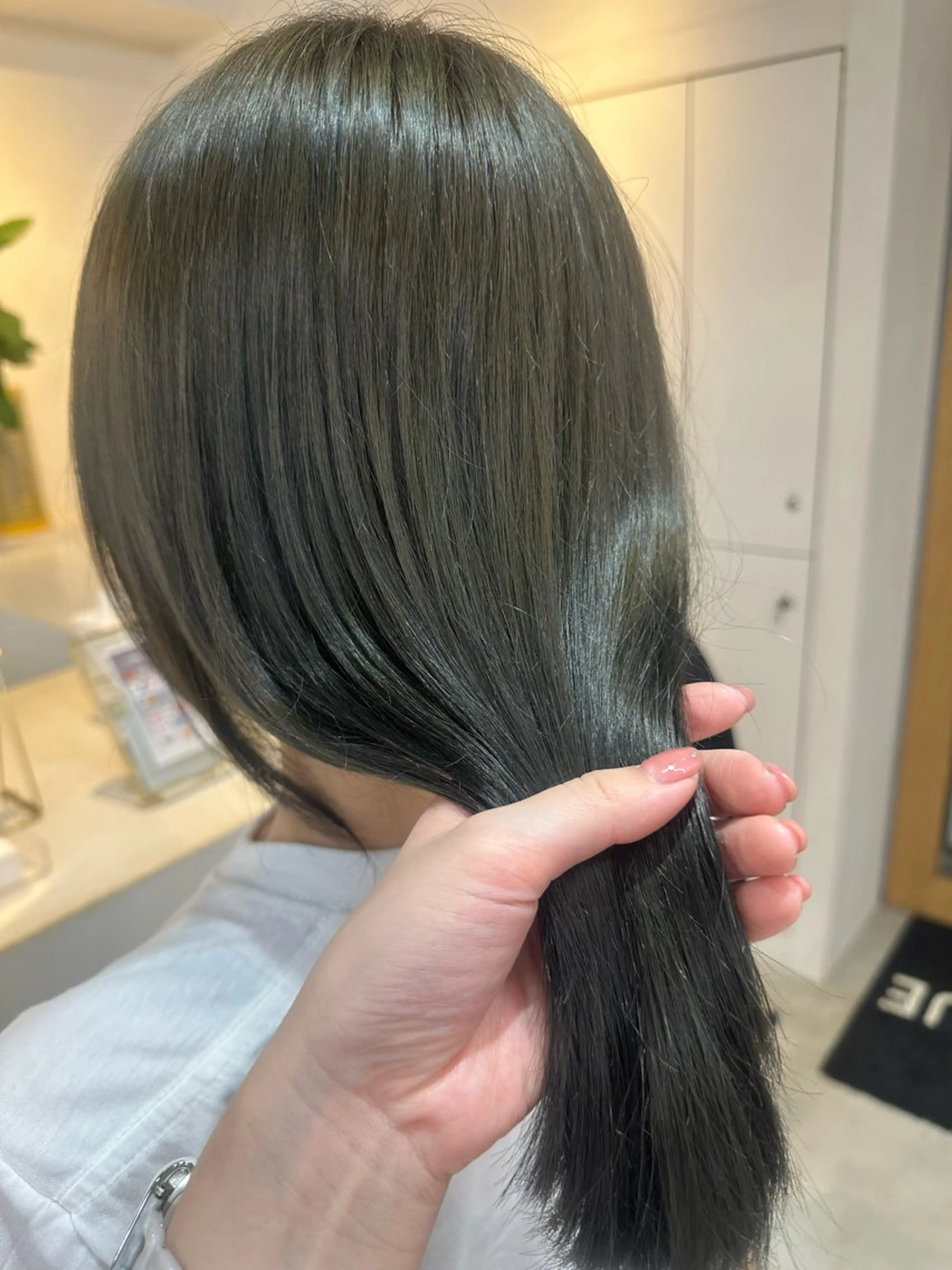 ミディアム カラー ブリーチ オリーブカラー ヘアカラー トリートメント ハイトーン/縮毛矯正 /艶カラー/mikuのヘアスタイル