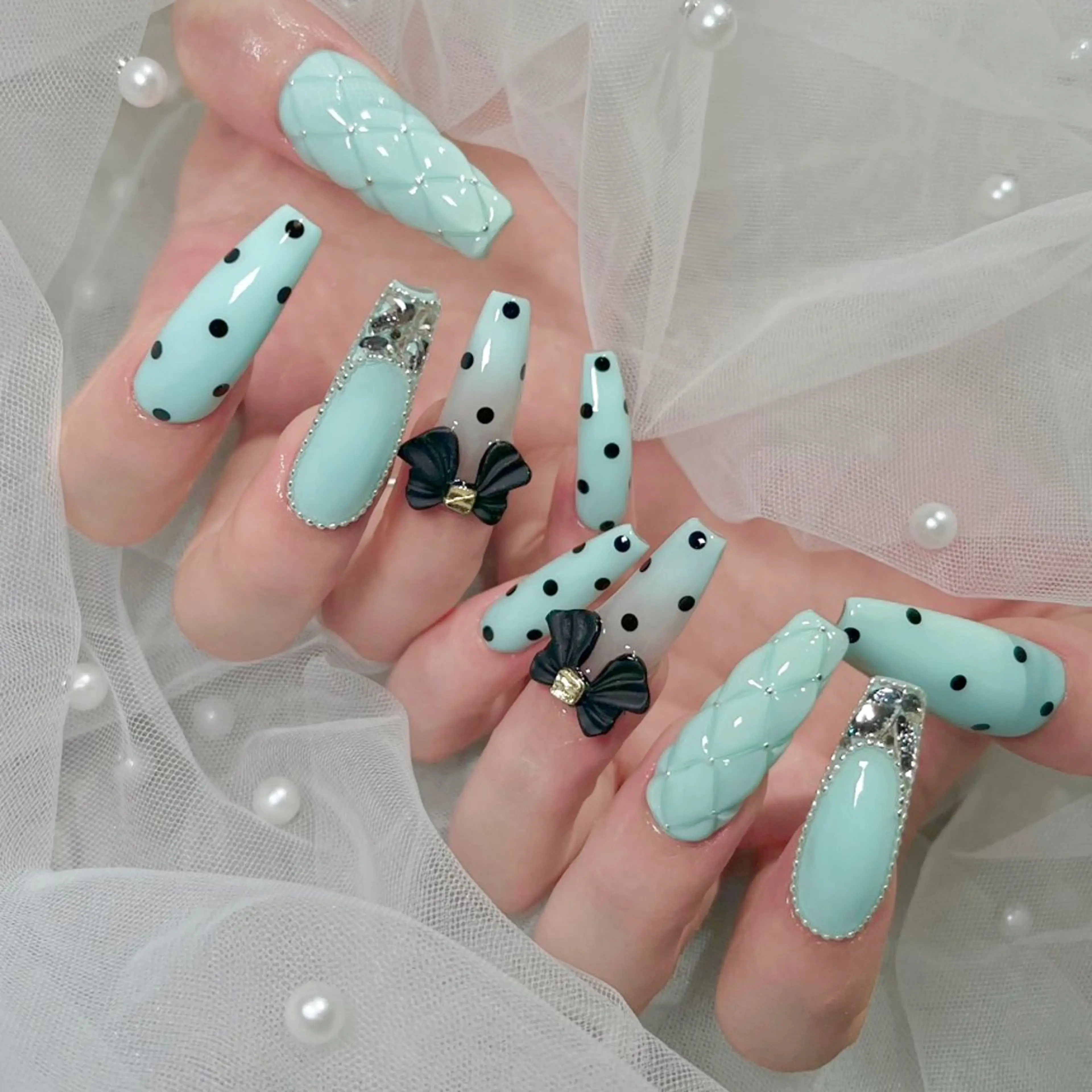 ネイル ドット フットネイル フレンチネイル ジェルネイル ラメ(グリッター) NEO Beauty Salon所属・𝐍𝐄𝐎 𝐉𝐔𝐑𝐈のネイルデザイン