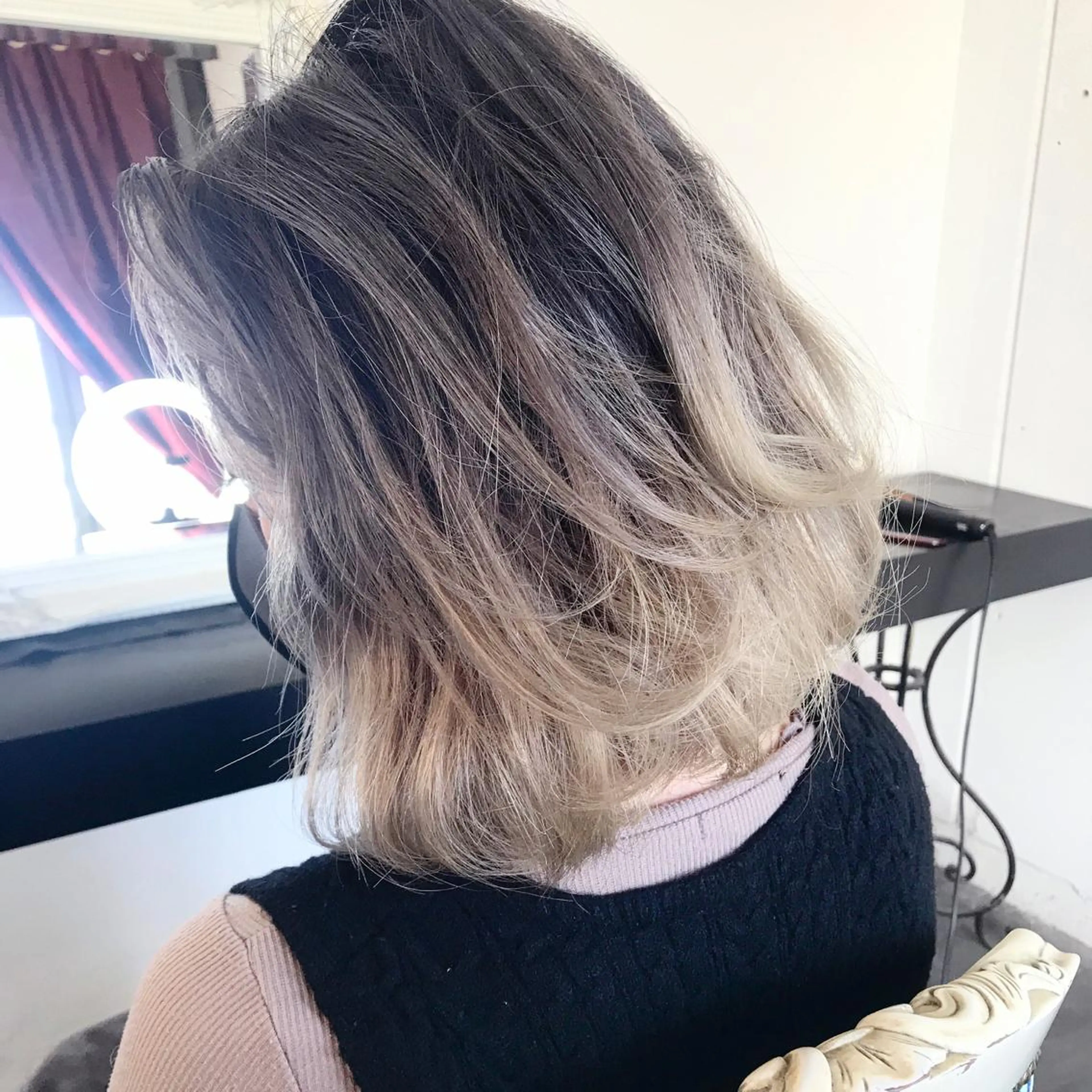 ミディアム カラー ヘアアレンジ お団子ヘア 切りっぱなしボブ バレイヤージュ デザインカラー グラデーションカラー Mariana/ 鶴原-ハイライトのヘアスタイル