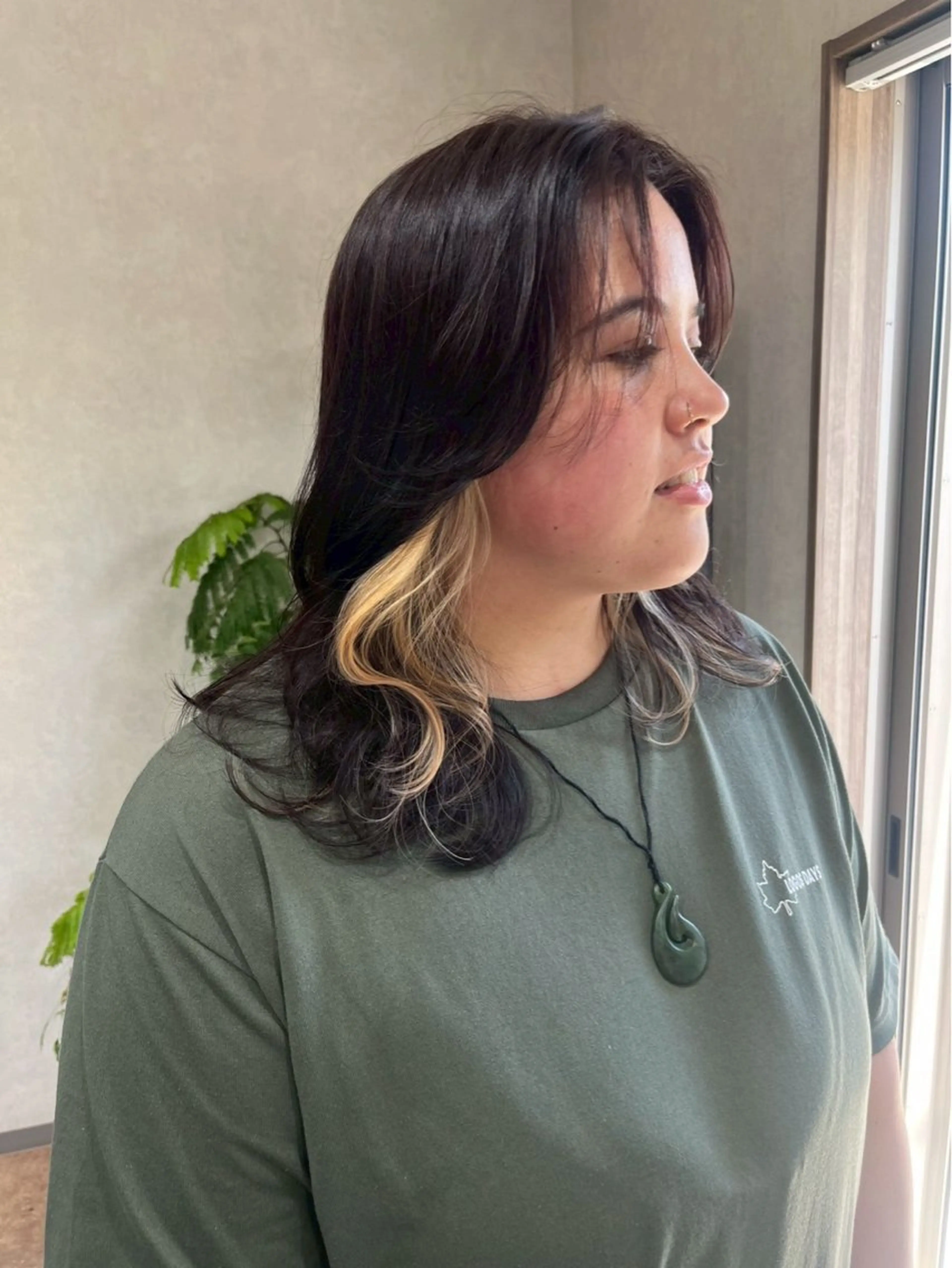 セミロング カラー 抜きっぱなしブロンド インナーカラー Curumi クルミのヘアスタイル