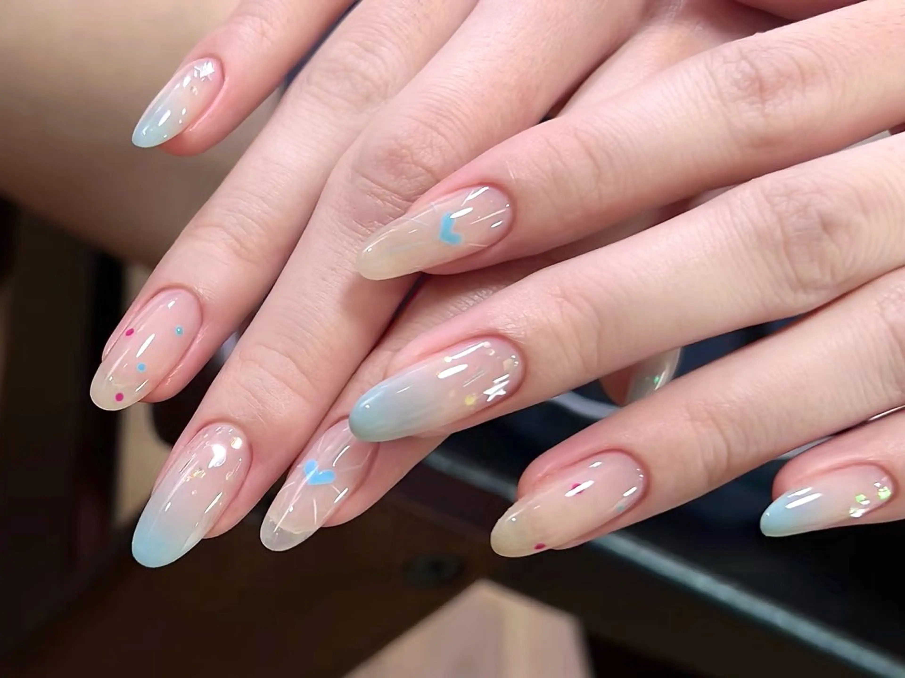 ネイル アートネイル オーロラネイル ブルー グラデーション ホログラムネイル ハンドネイル ハンドケア DarkHoney 池袋店のネイルデザイン