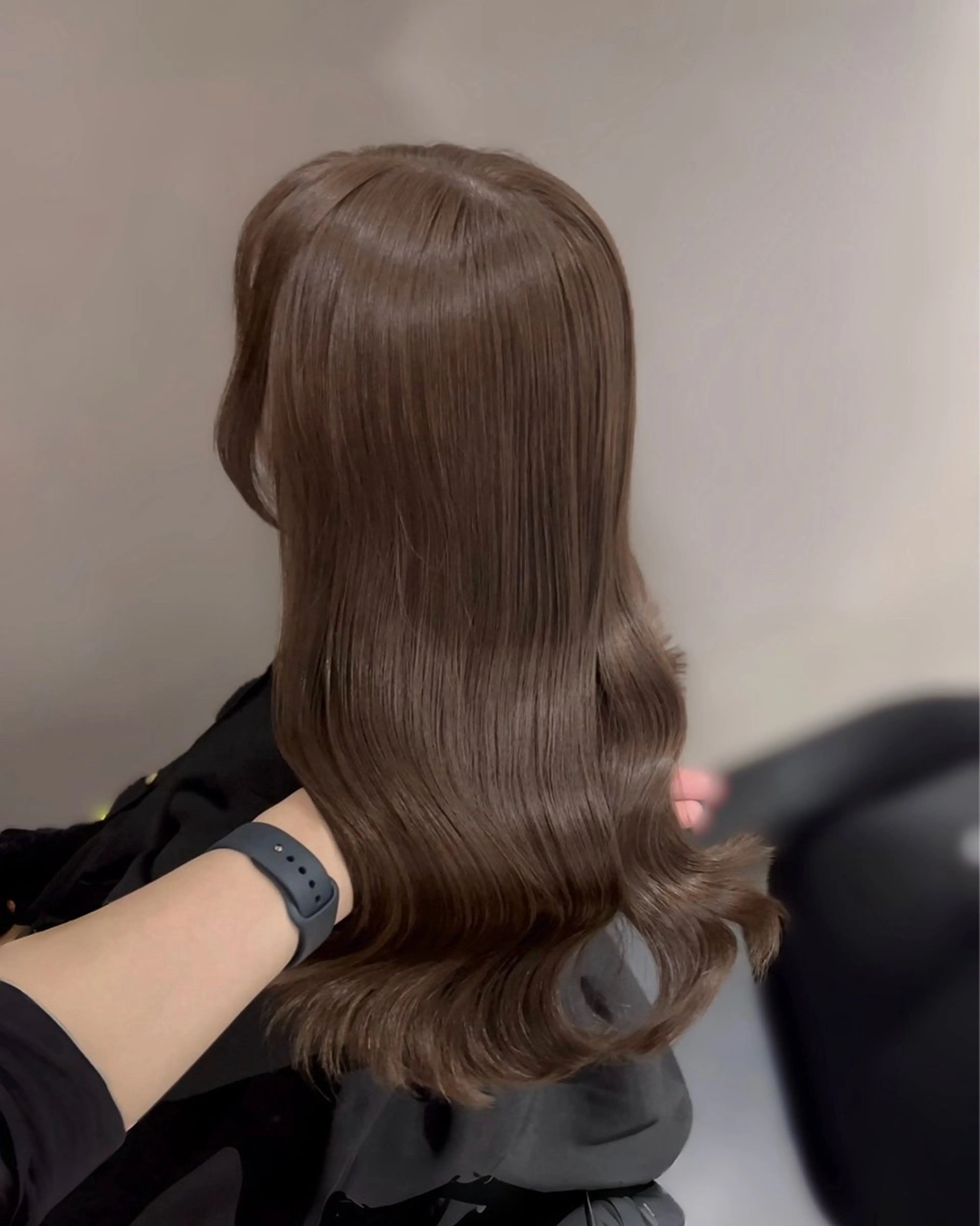 ロング カラー パーマ アッシュ アッシュグレー アッシュグレージュ ベージュカラー ブリーチ カット ヘアカラー トリートメント ブリーチなし/ ベージュ/akiraのヘアスタイル