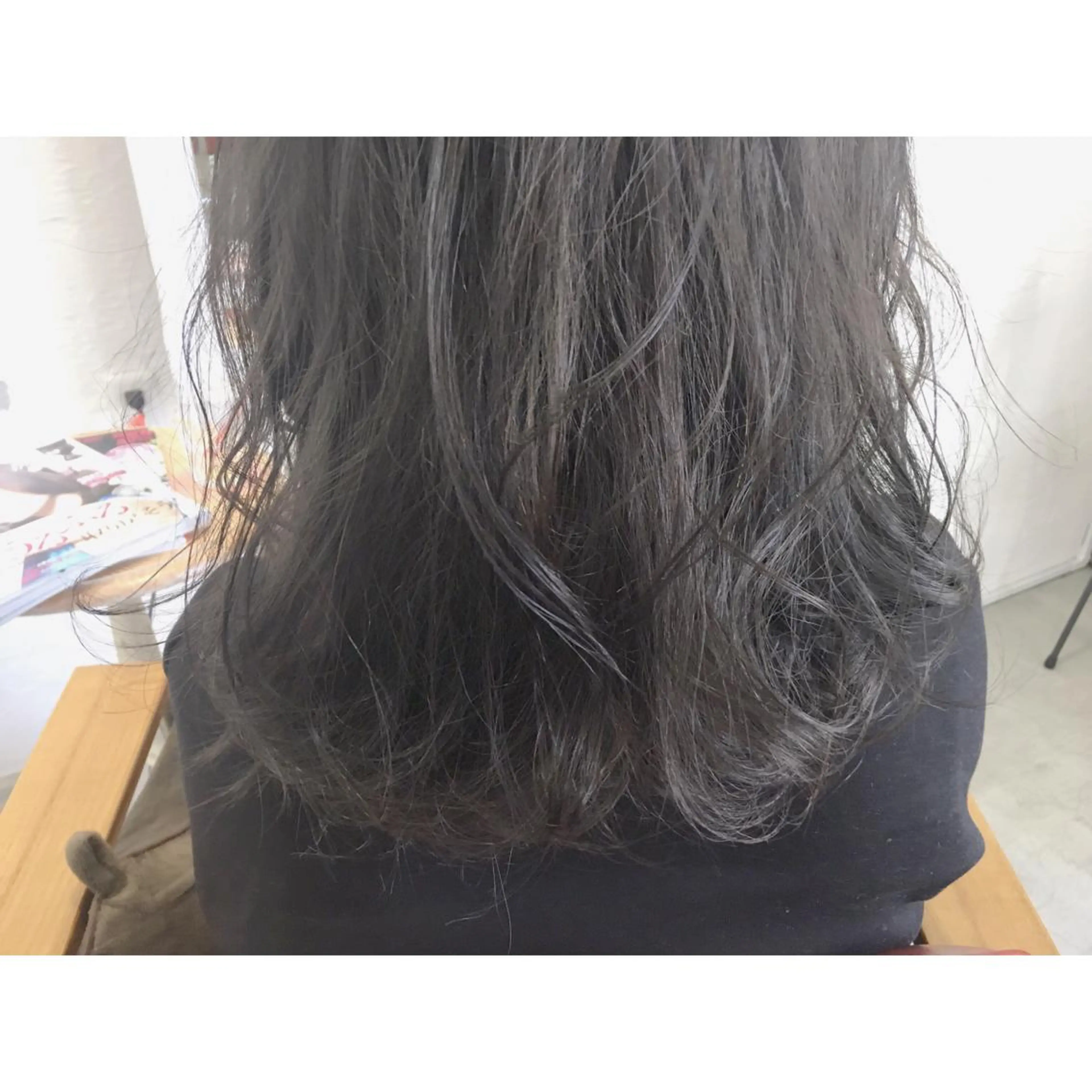 セミロング カラー グレージュ カーキグレージュ fio マナミのヘアスタイル
