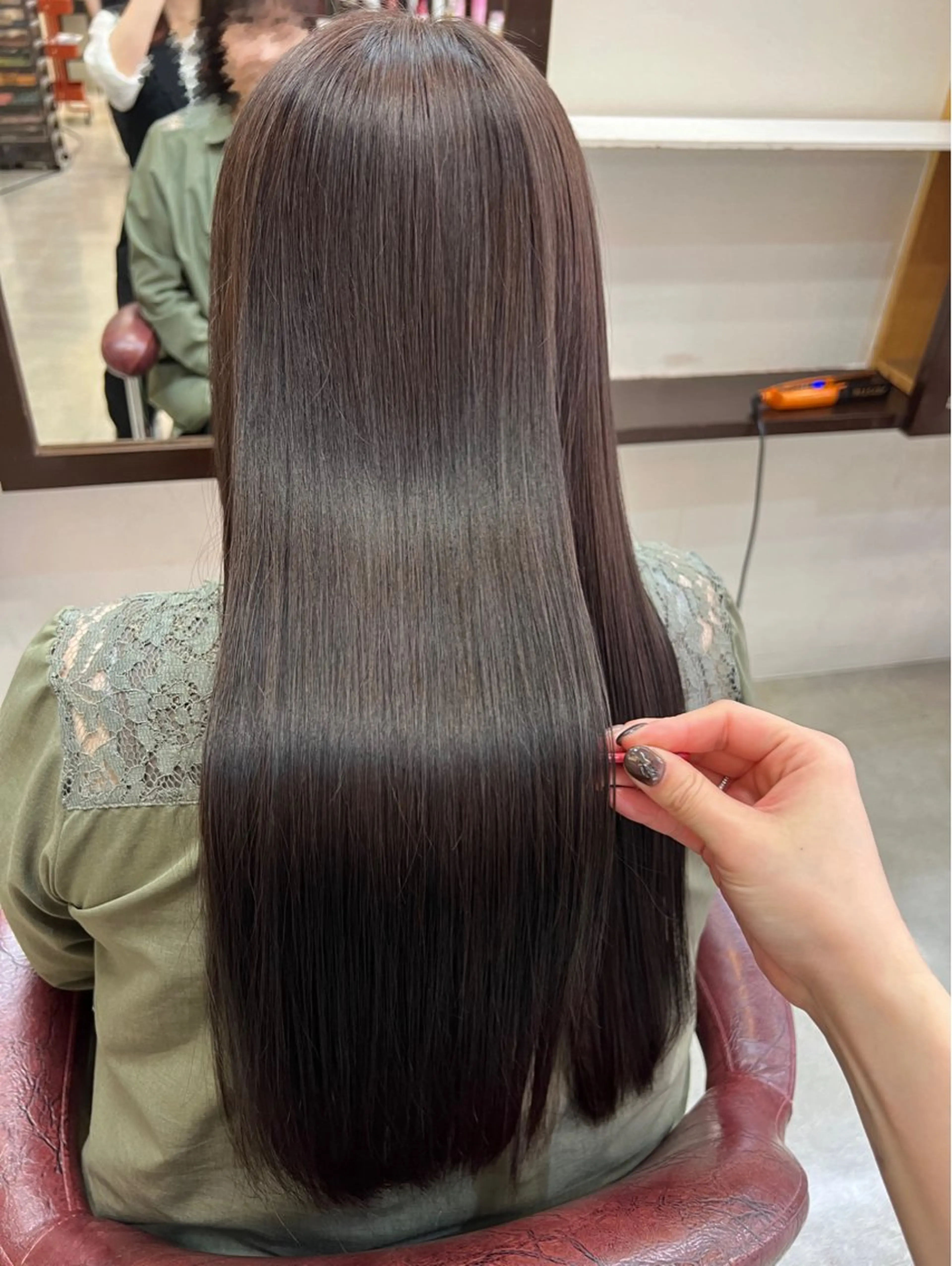 ロング カラー グレージュ オリーブグレージュ オリーブグレー カット ヘアカラー トリートメント 松山 優里のヘアスタイル