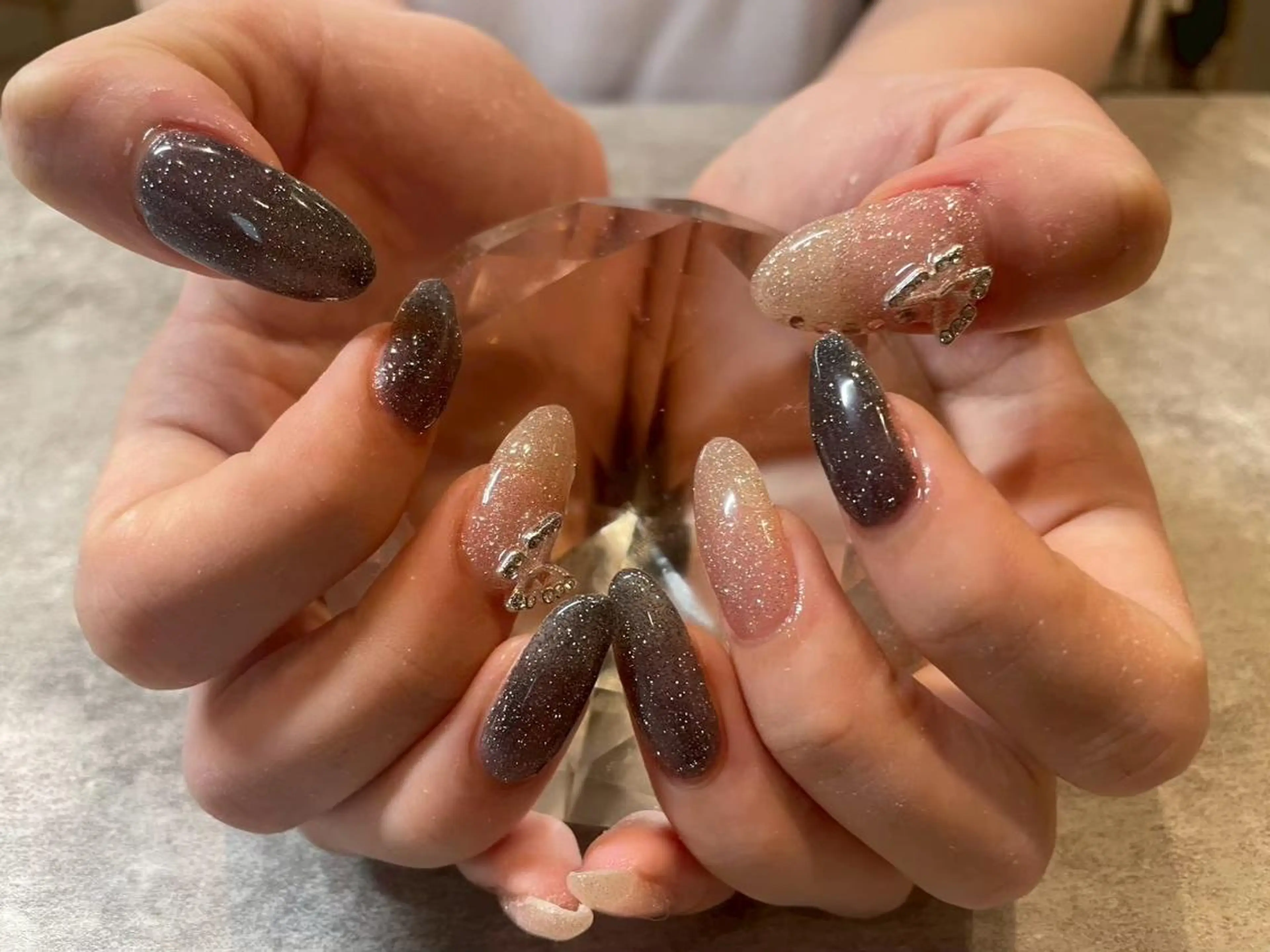 ネイル ボルドー チークネイル クリアネイル 成人式 フラッシュネイル Peche Bloom💅🏼のネイルデザイン