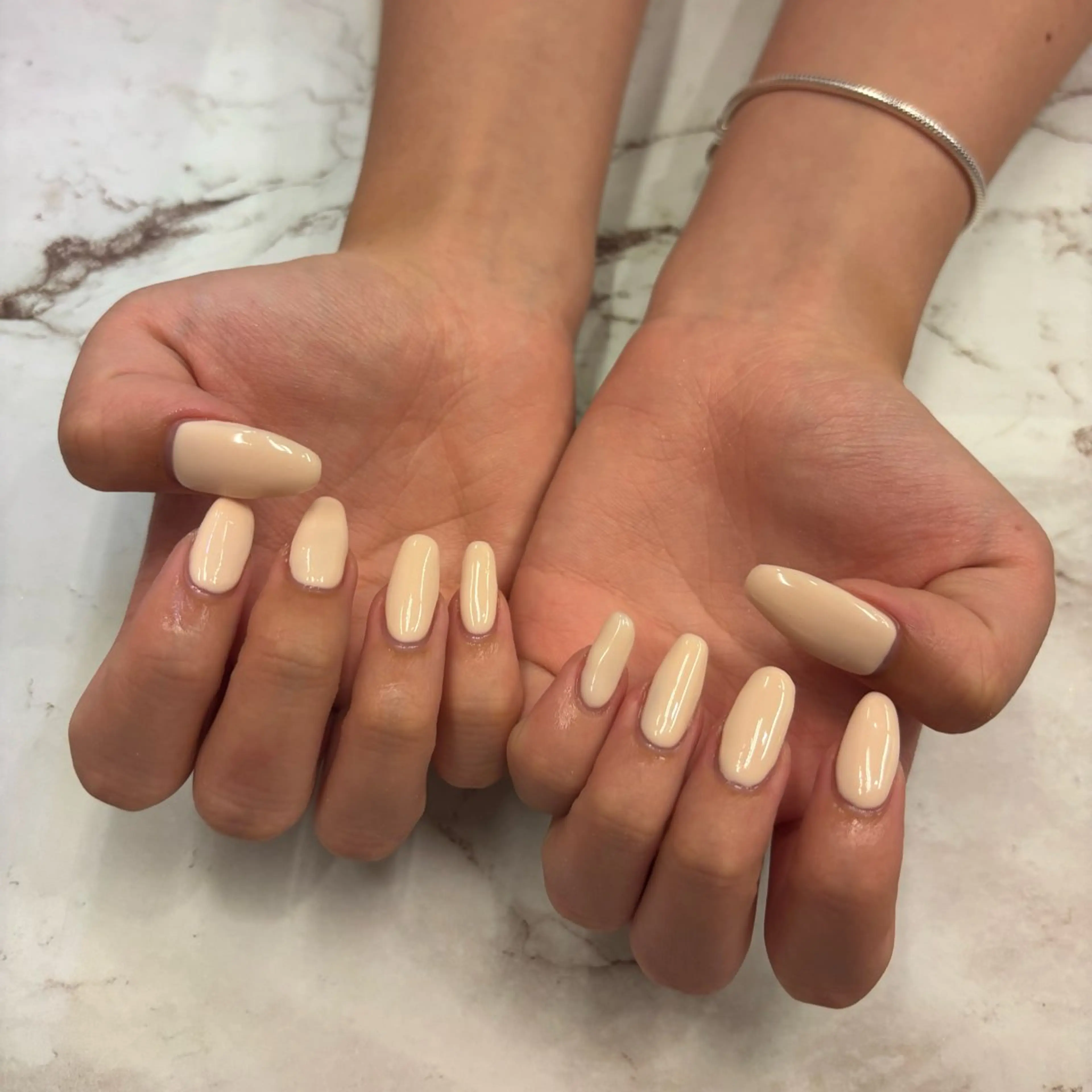 ネイル ワンカラーネイル Honey Bee Mikuのネイルデザイン