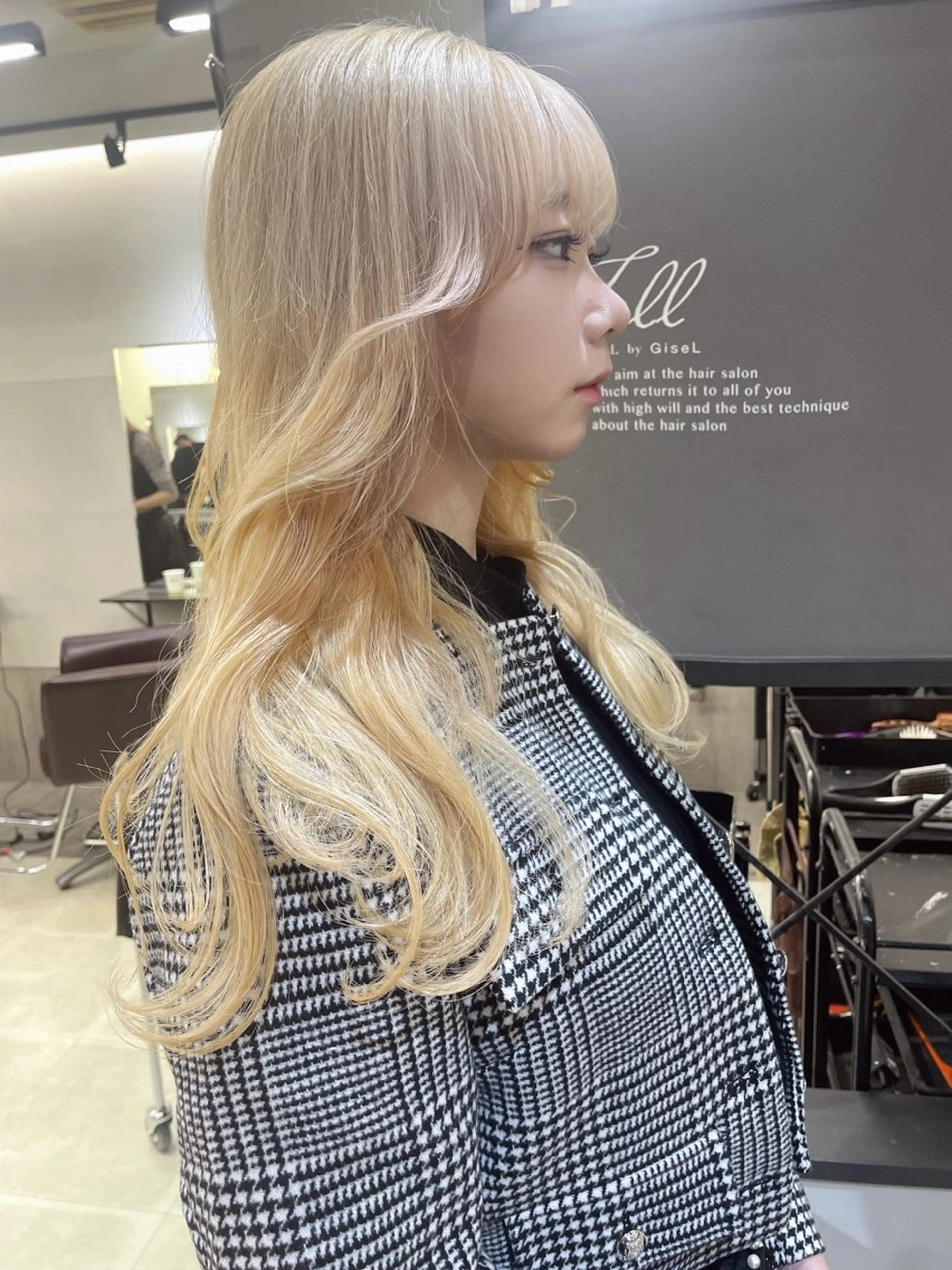 カラー ブロンド AIRI layer cut hairのヘアスタイル